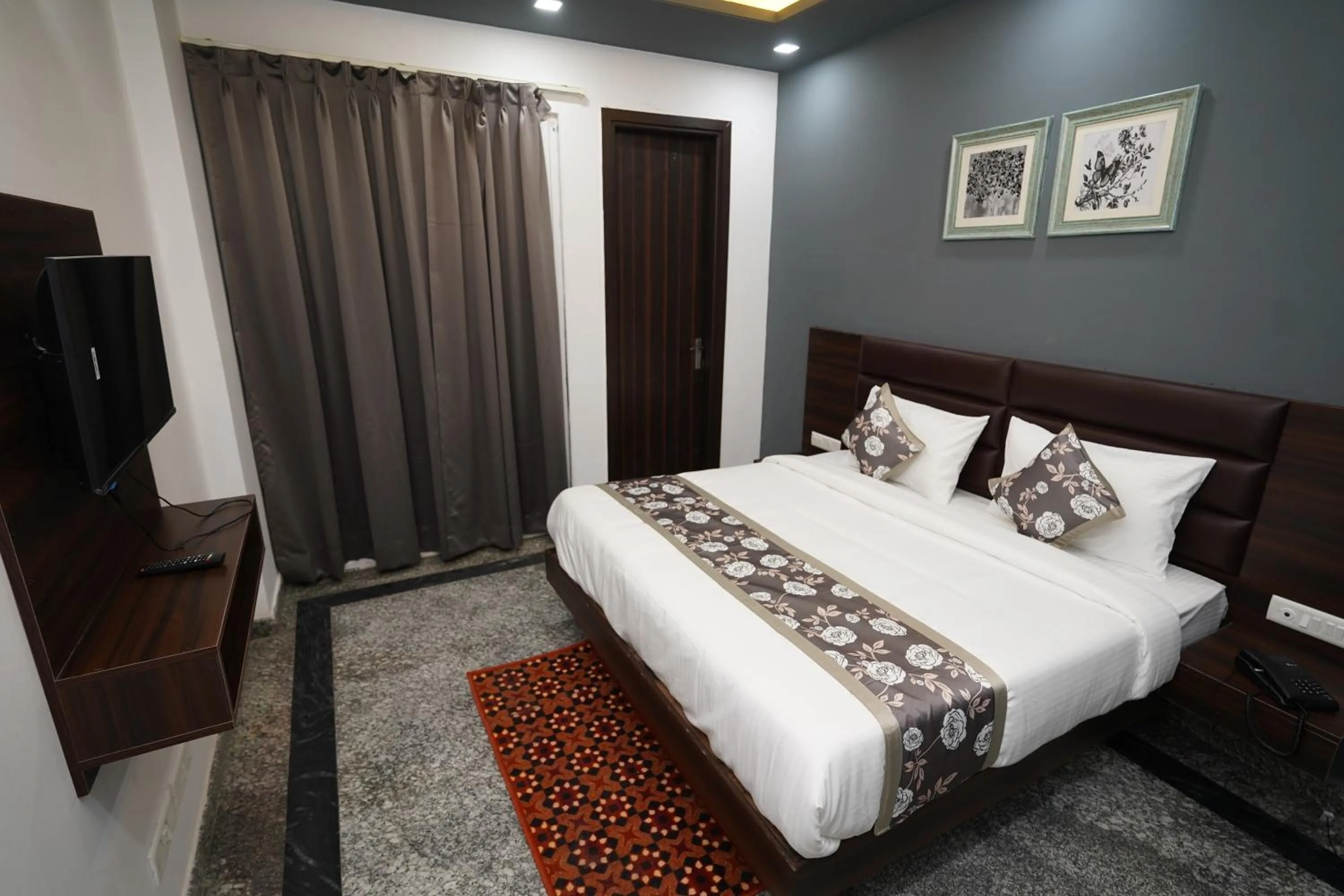 Photo of the whole room, Bed in Posh Garden Inn Artemis Hospital Road Gurgaon