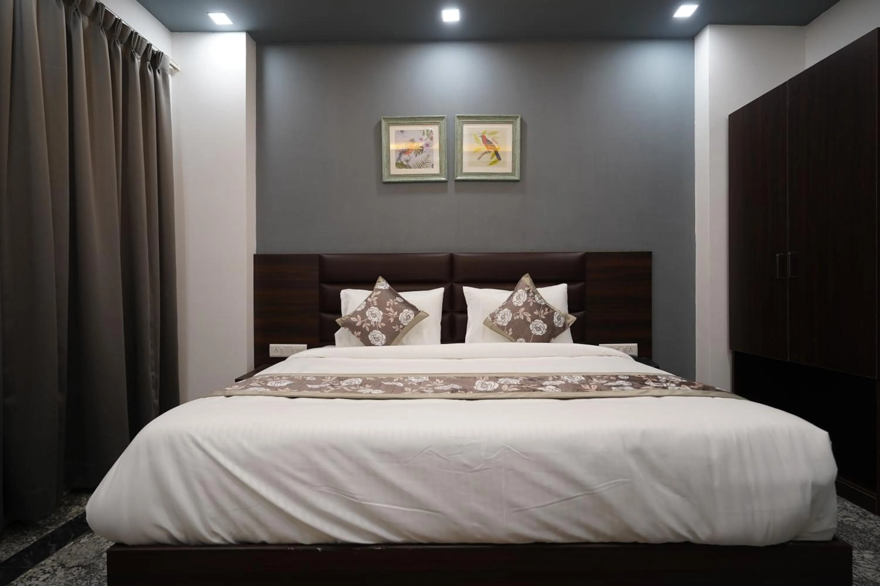 Bedroom, Bed in Posh Garden Inn Artemis Hospital Road Gurgaon