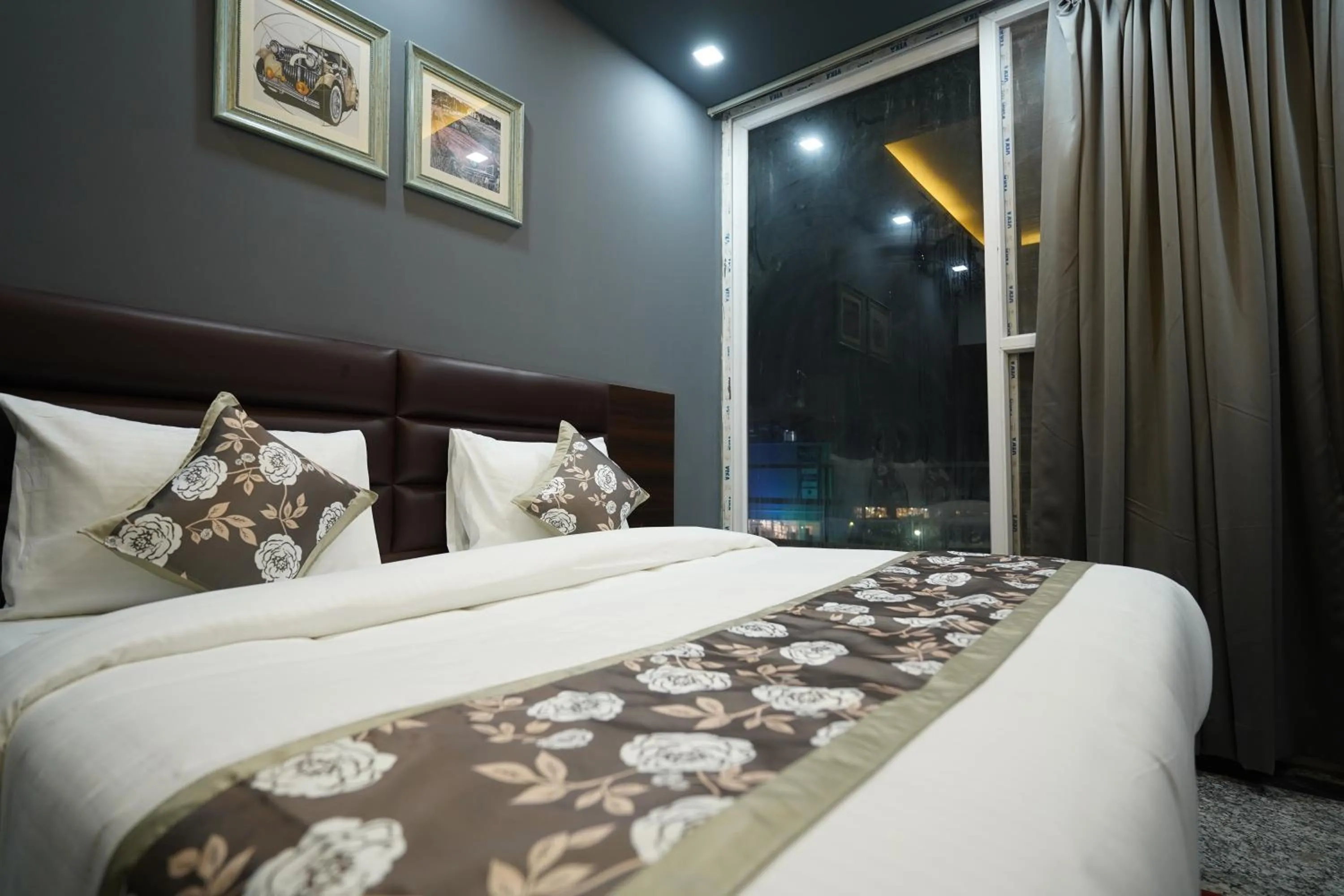 Bedroom, Bed in Posh Garden Inn Artemis Hospital Road Gurgaon