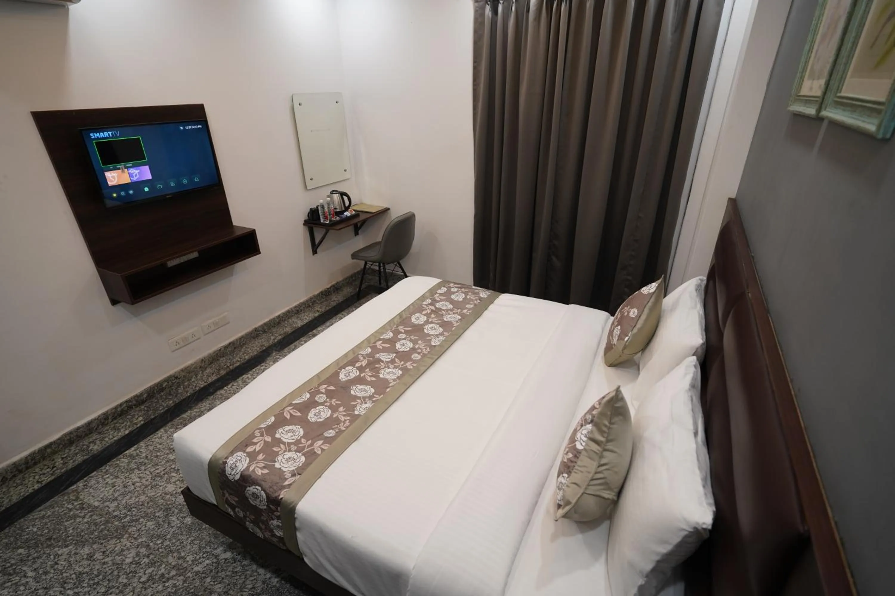 Bedroom, Bed in Posh Garden Inn Artemis Hospital Road Gurgaon