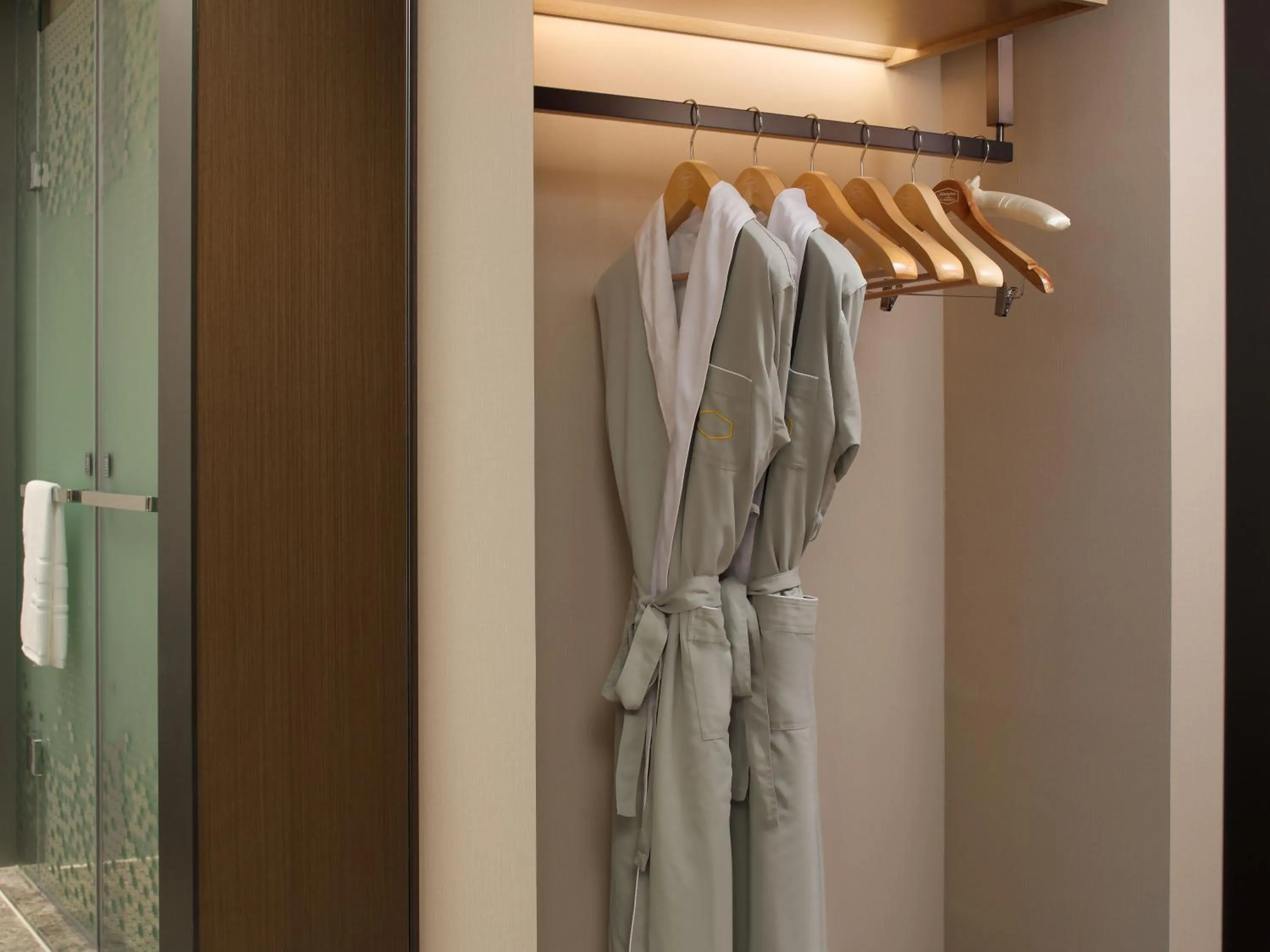 wardrobe in Hampton by Hilton Shenzhen Bao'an Airport
