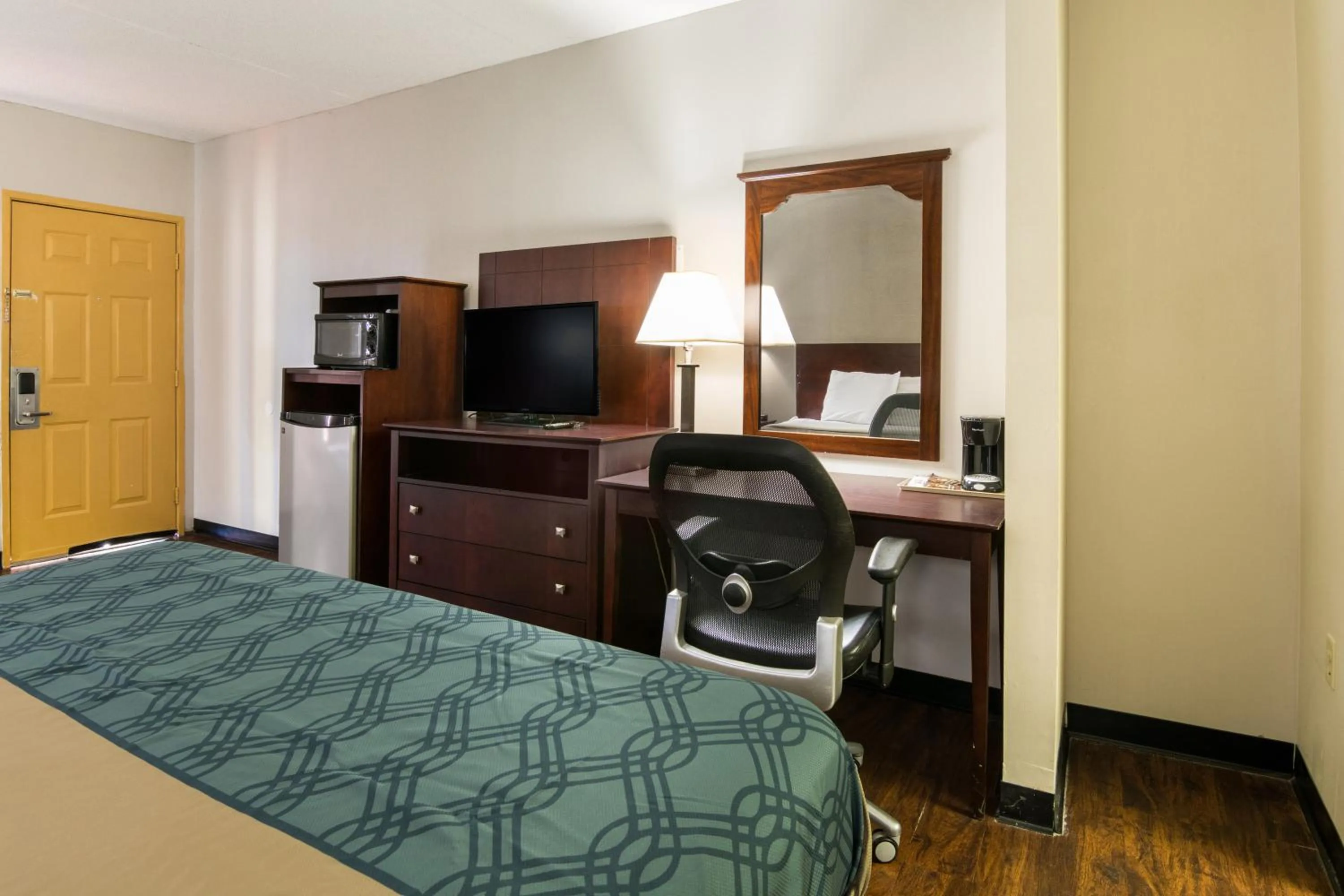 Bed in Econo Lodge - Conyers