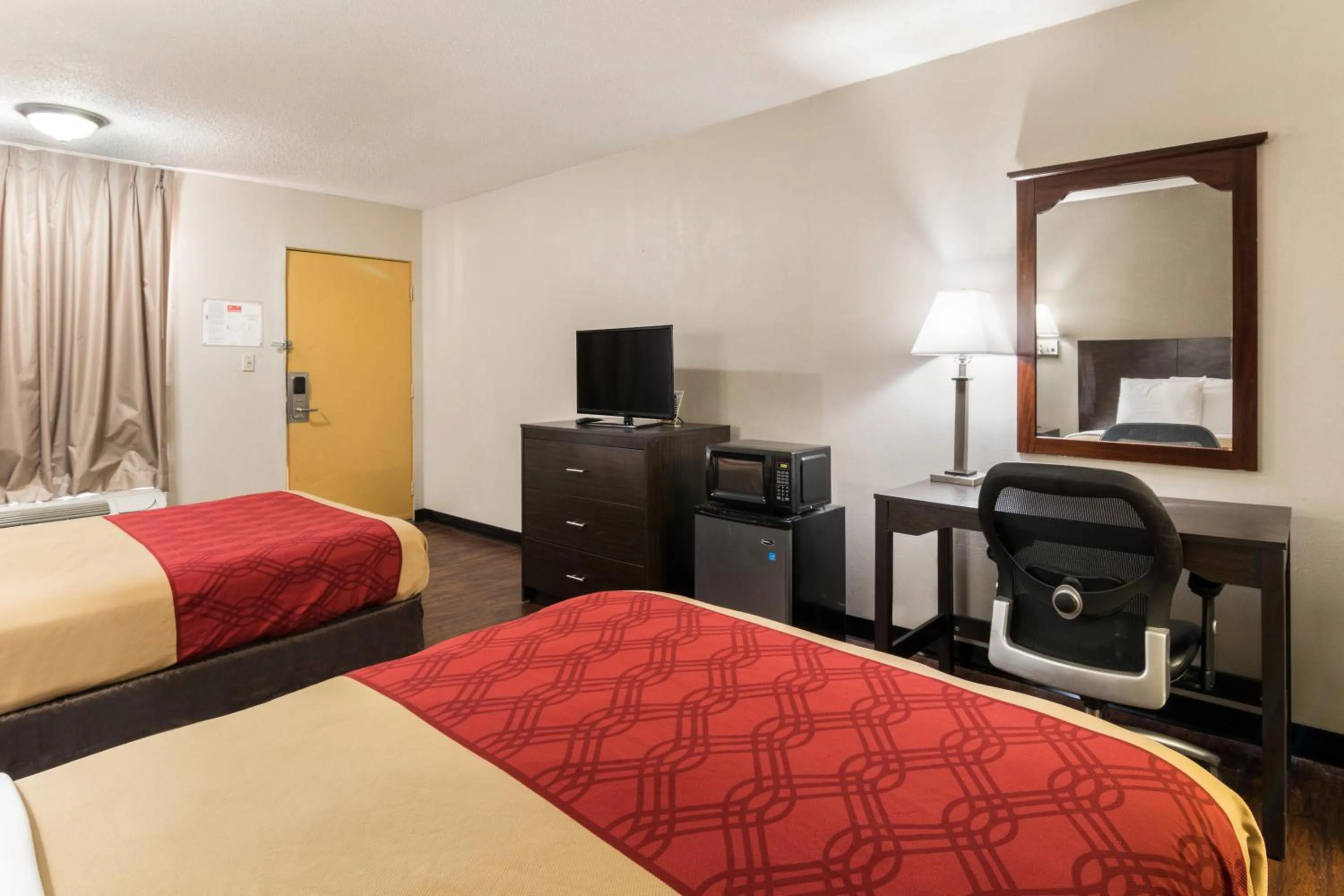 Bed in Econo Lodge - Conyers