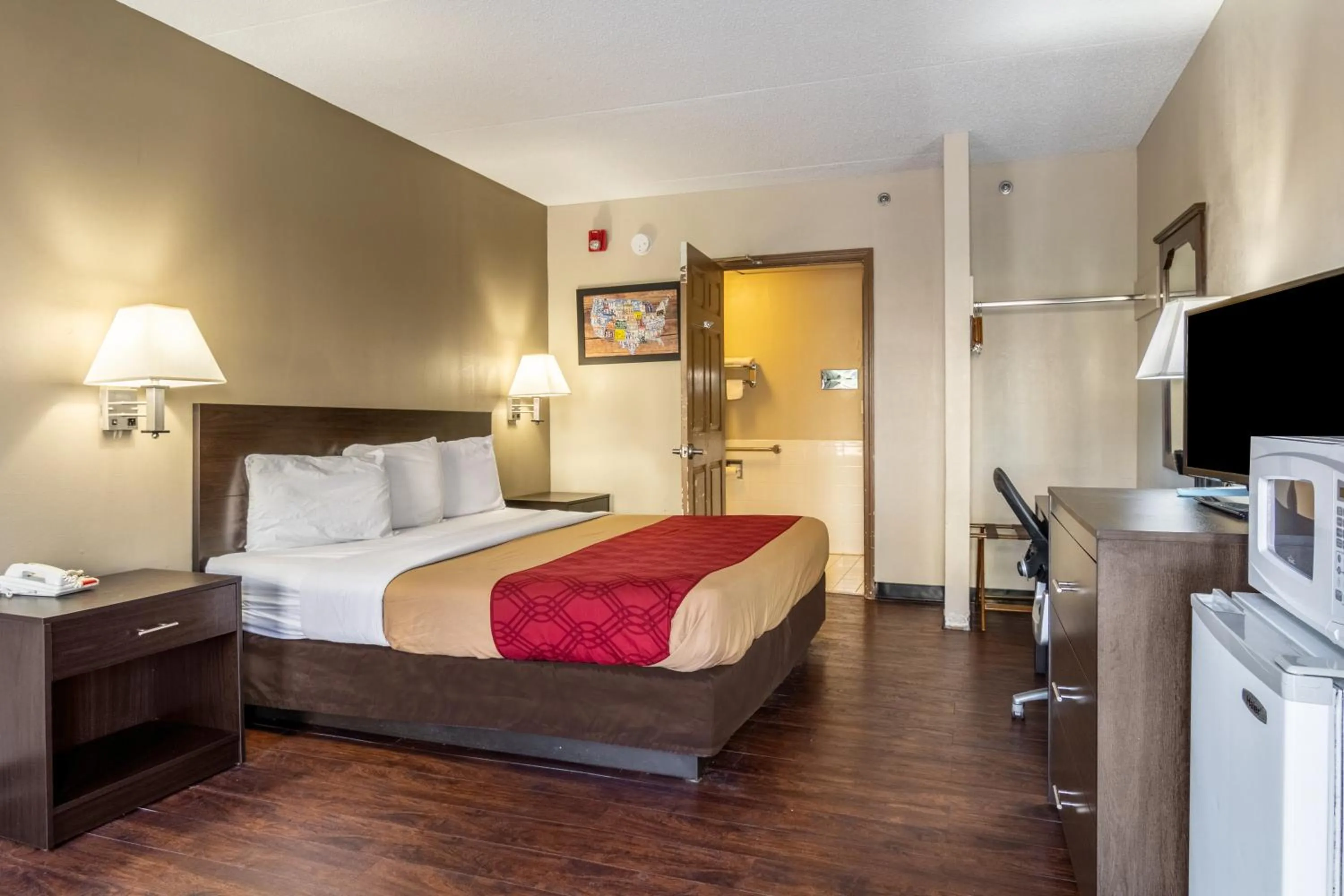 Bed in Econo Lodge - Conyers