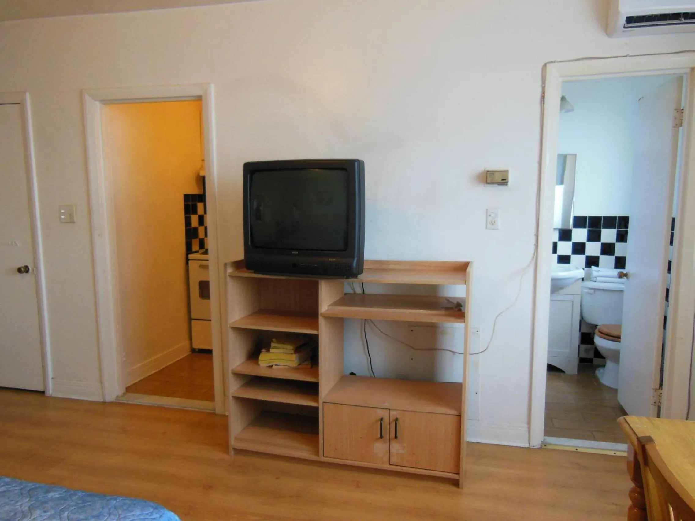 Bathroom, Bed in Motel Pierre