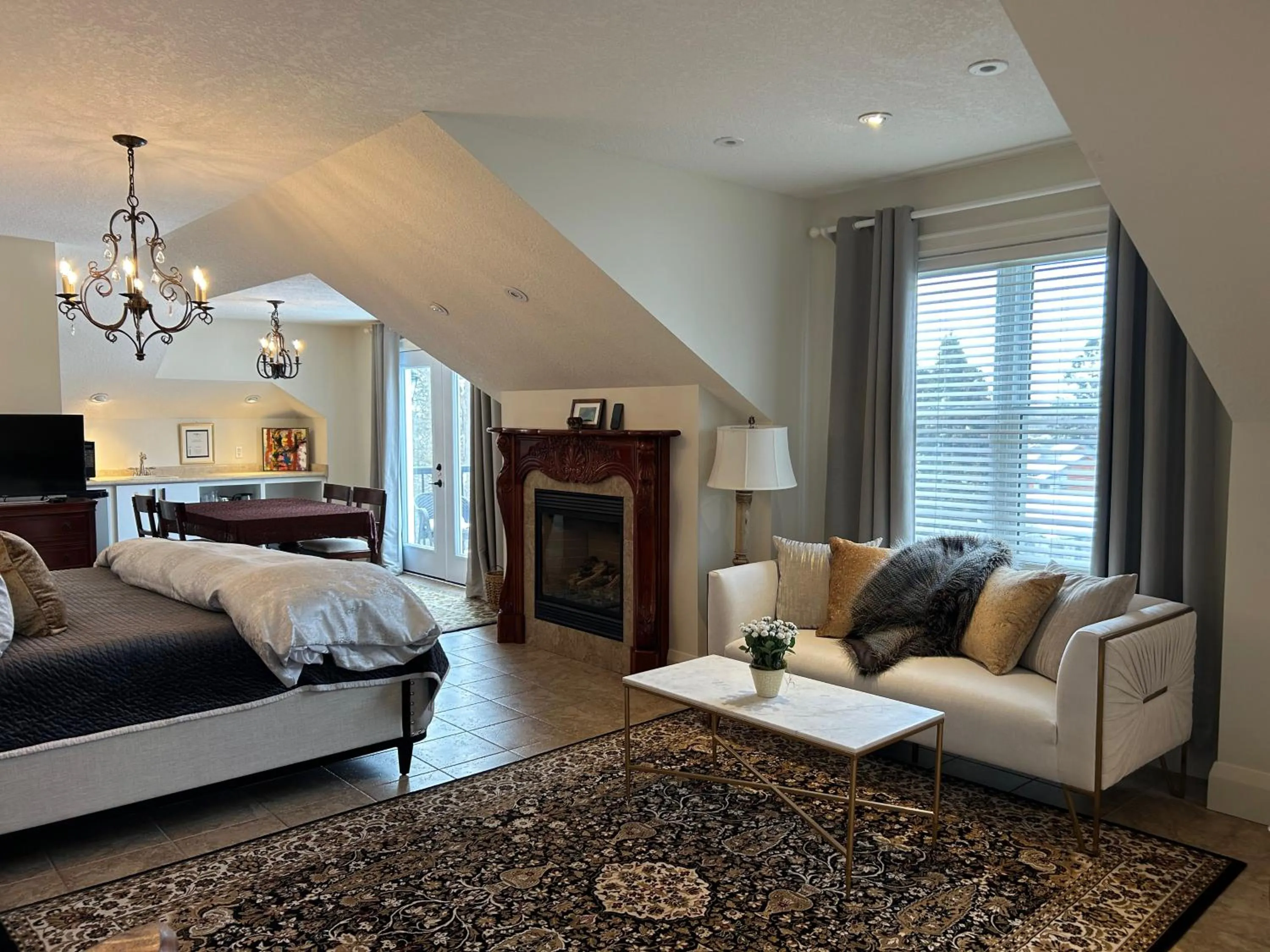 Seating area, Bed in Norfolk Guest House Inn