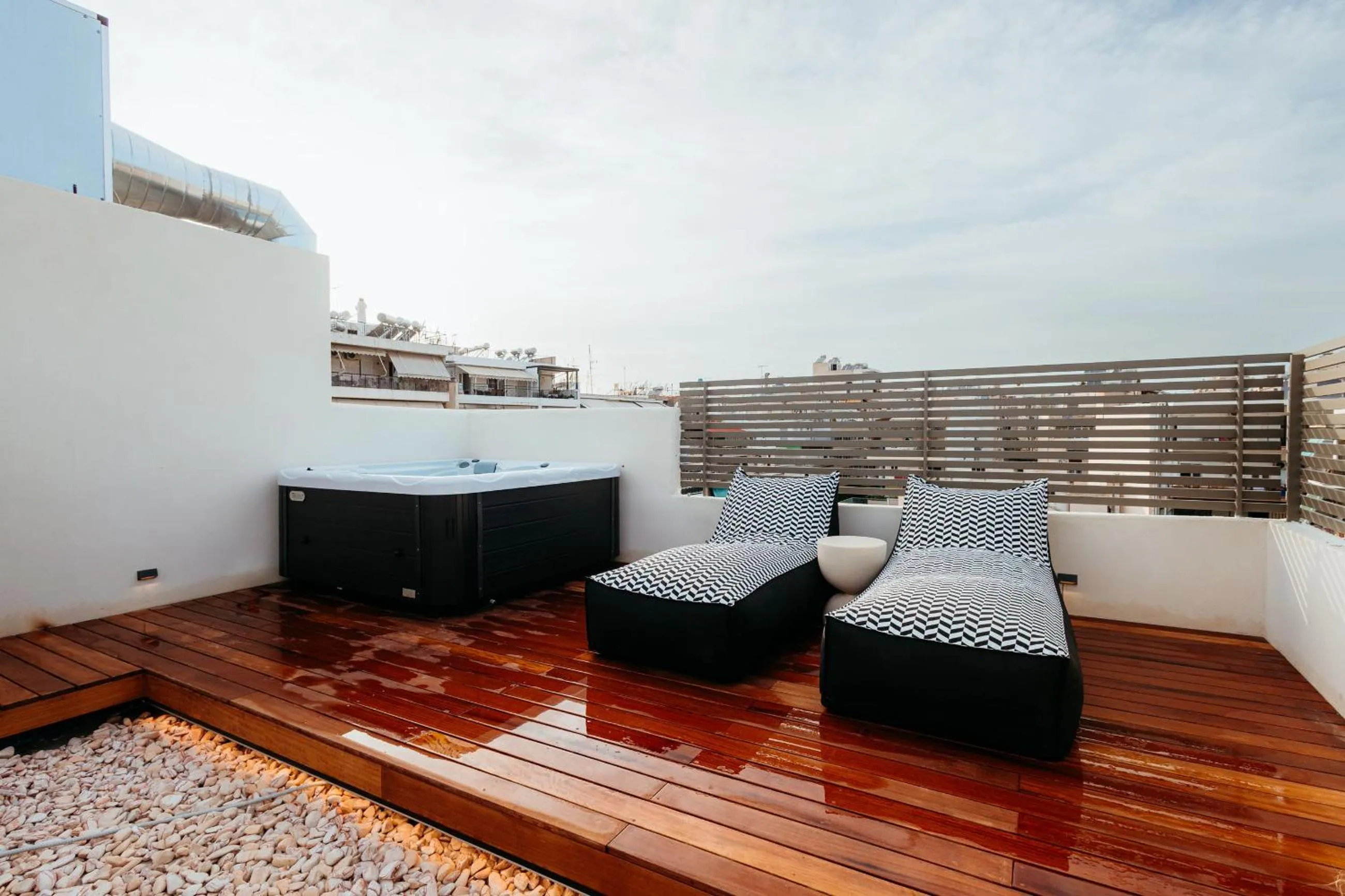 Hot Tub in Num Suites & Lofts Athens