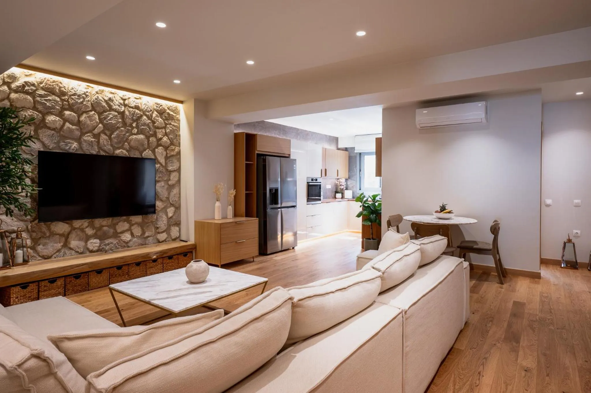 TV and multimedia in Num Suites & Lofts Athens