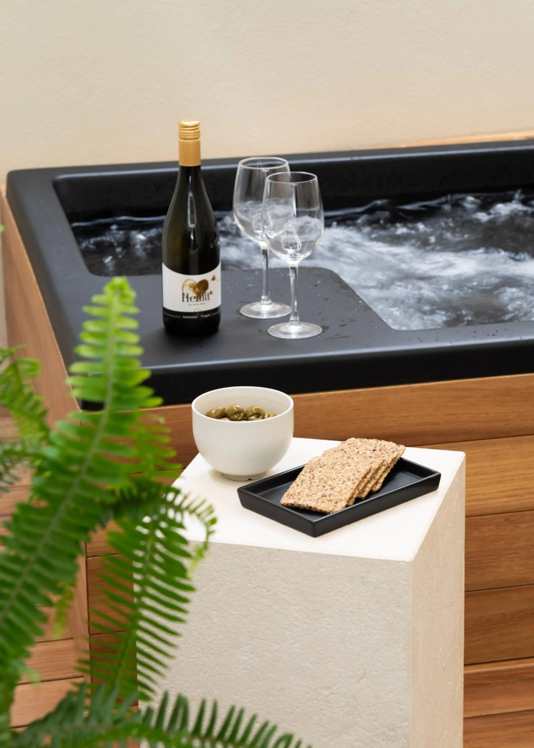 Hot Tub in Num Suites & Lofts Athens