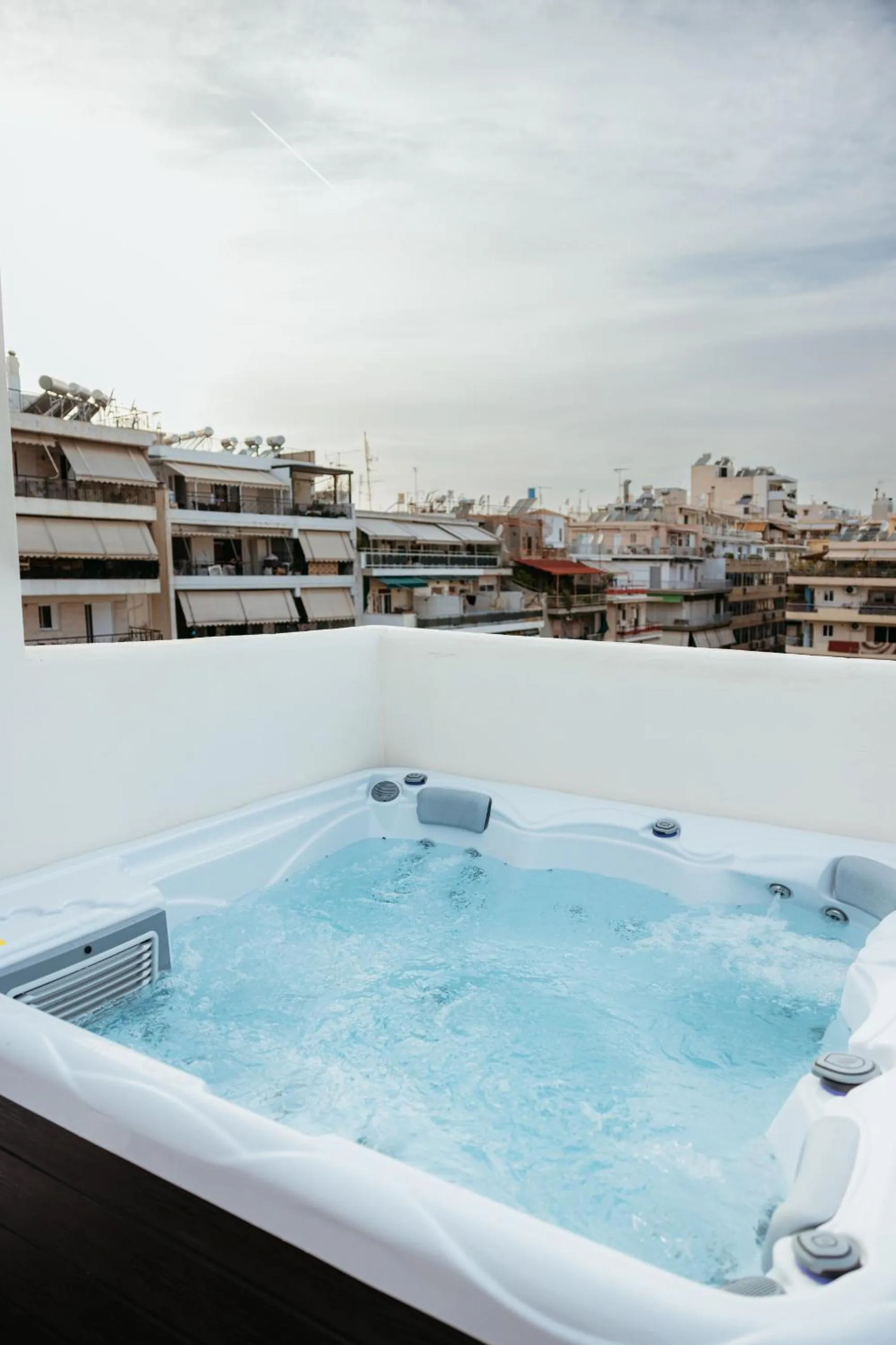 Hot Tub in Num Suites & Lofts Athens