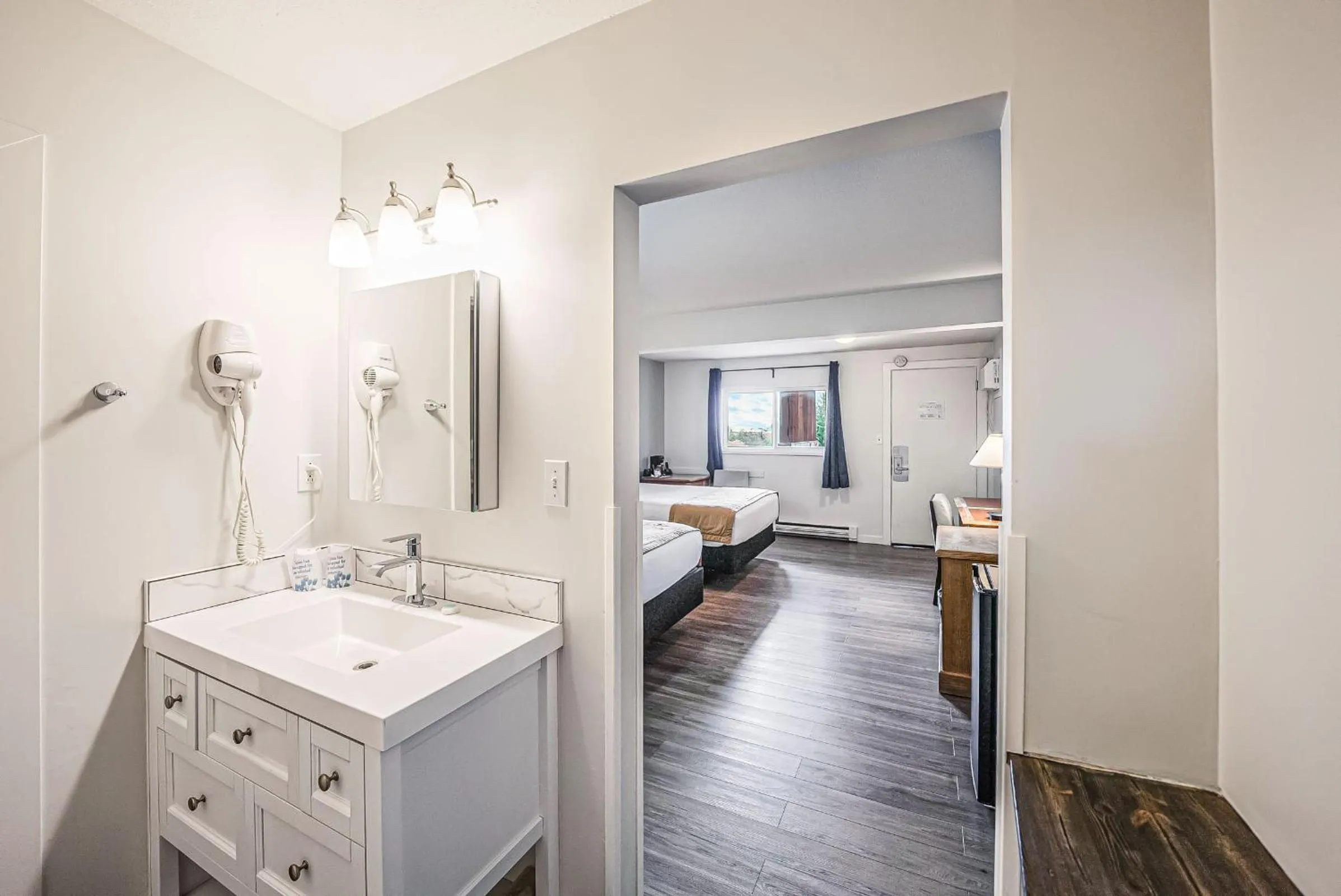 Bed in Bluebird Motel