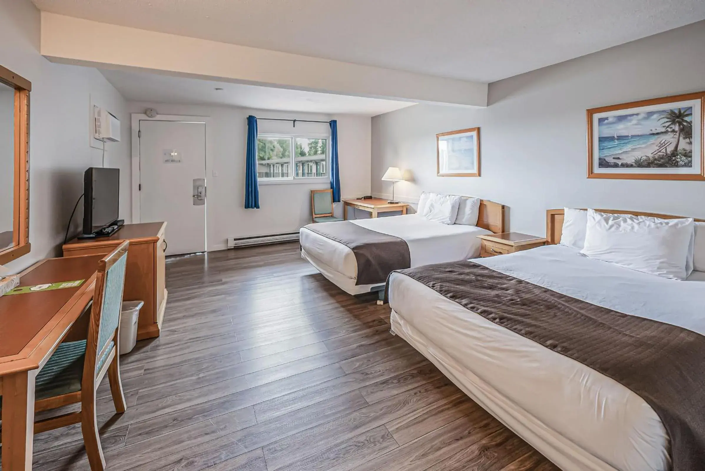 Standard Queen Room with Two Queen Beds in Bluebird Motel Standard Queen Room with Two Queen Beds in Bluebird Motel