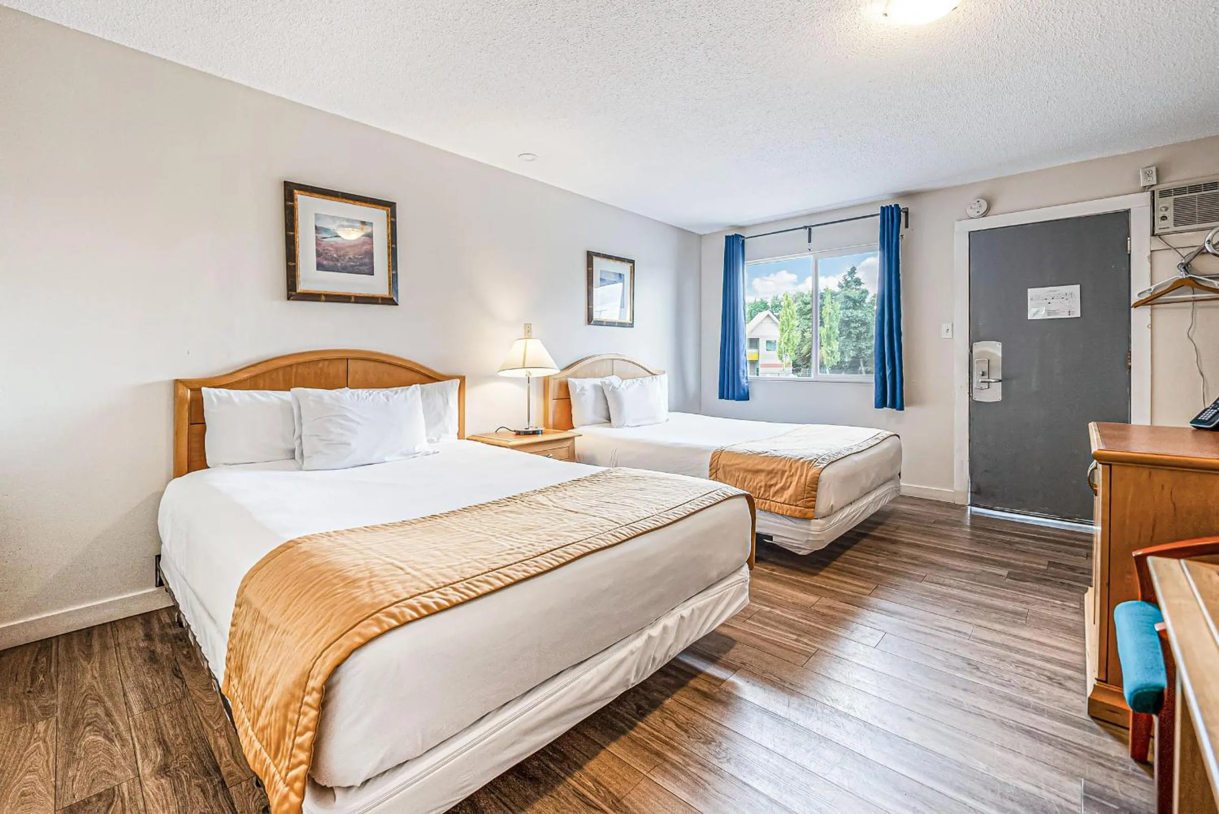 Bed in Bluebird Motel