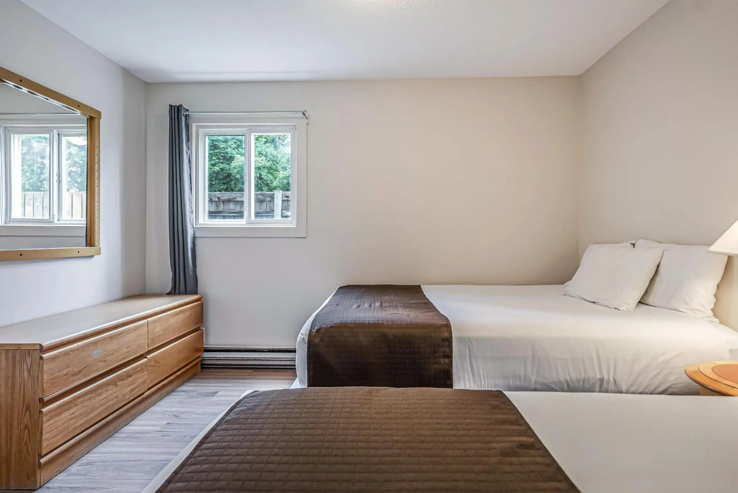 Bed in Bluebird Motel