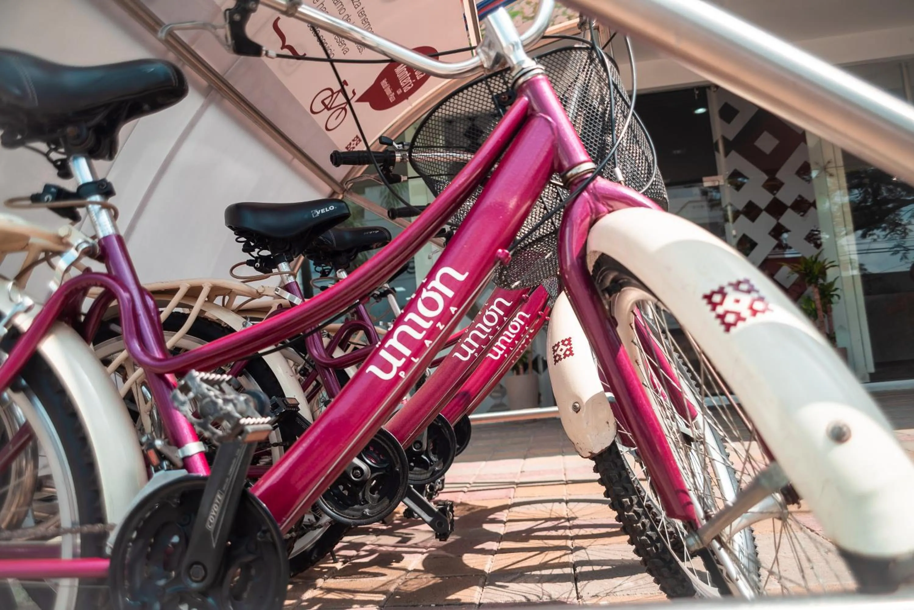 People in Hotel Unión Plaza