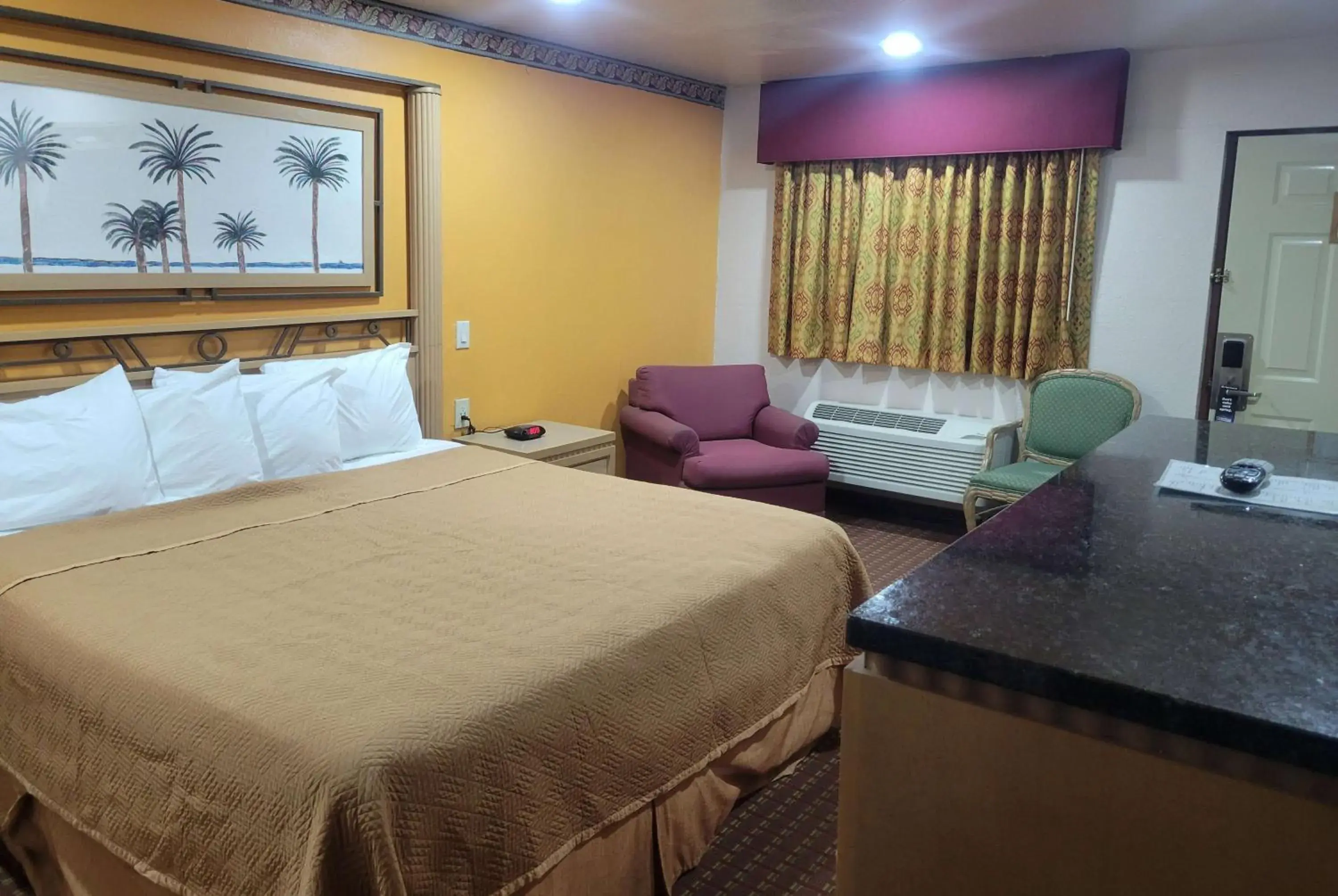 King Room - Non-Smoking in Travelodge by Wyndham Memphis King Room - Non-Smoking in Travelodge by Wyndham Memphis