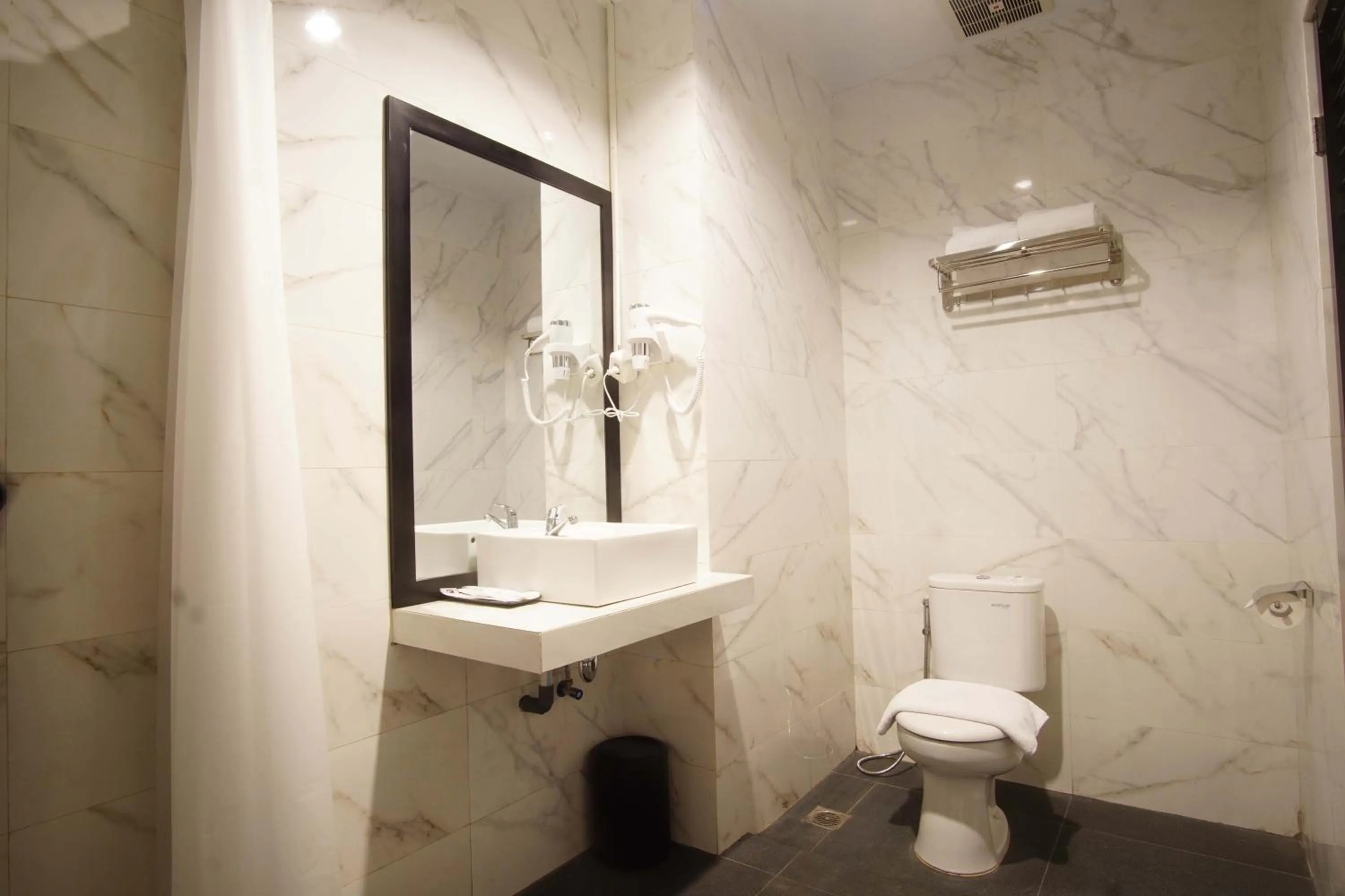 Fhandika Boutique Inc.