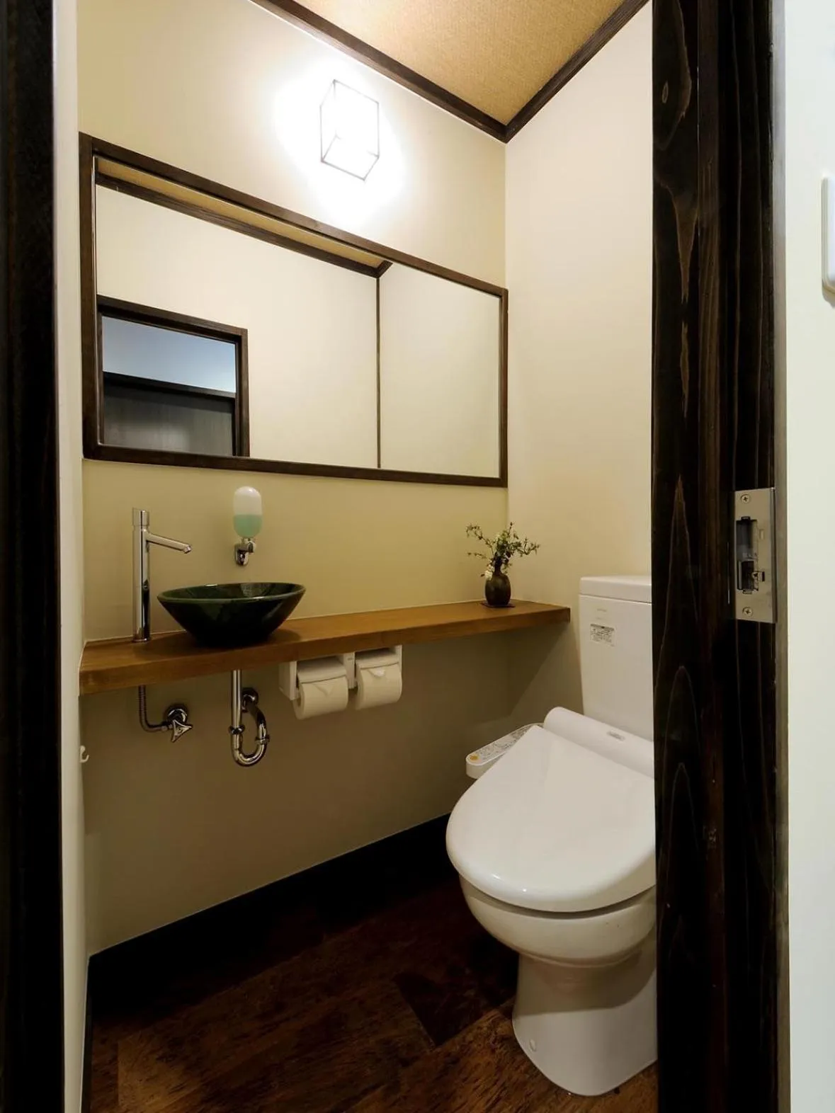 Toilet in Koyado Enn