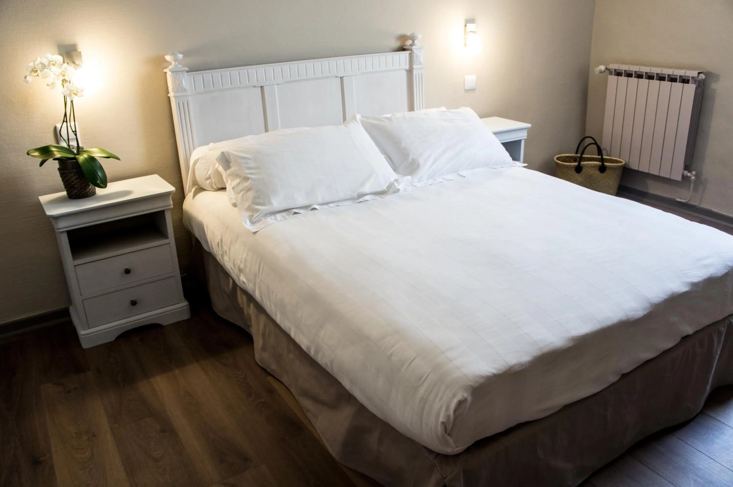 Bed in HOTEL DE FRANCE - Hôtel de charme en Provence