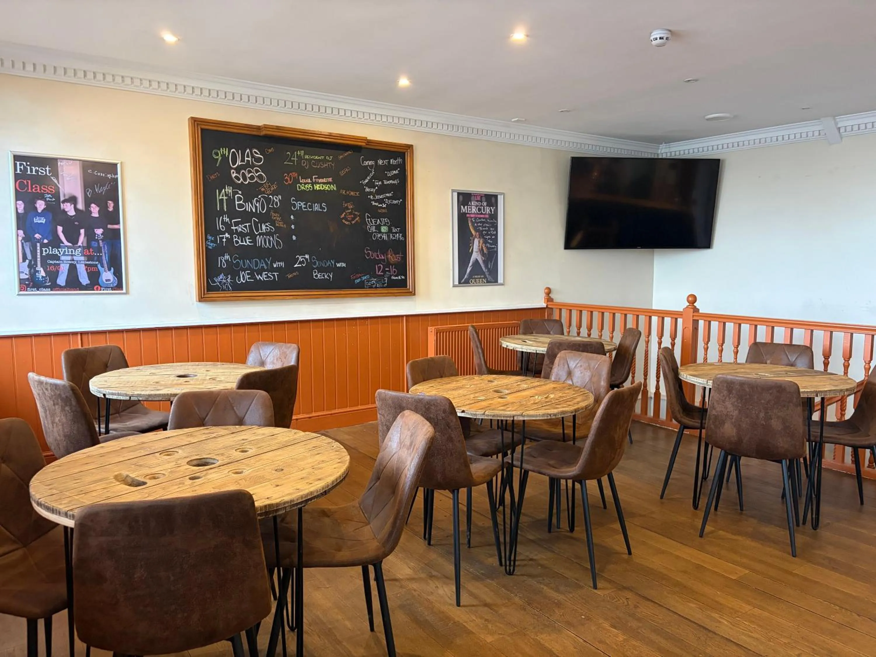 Lounge or bar in Captain Howey Hotel