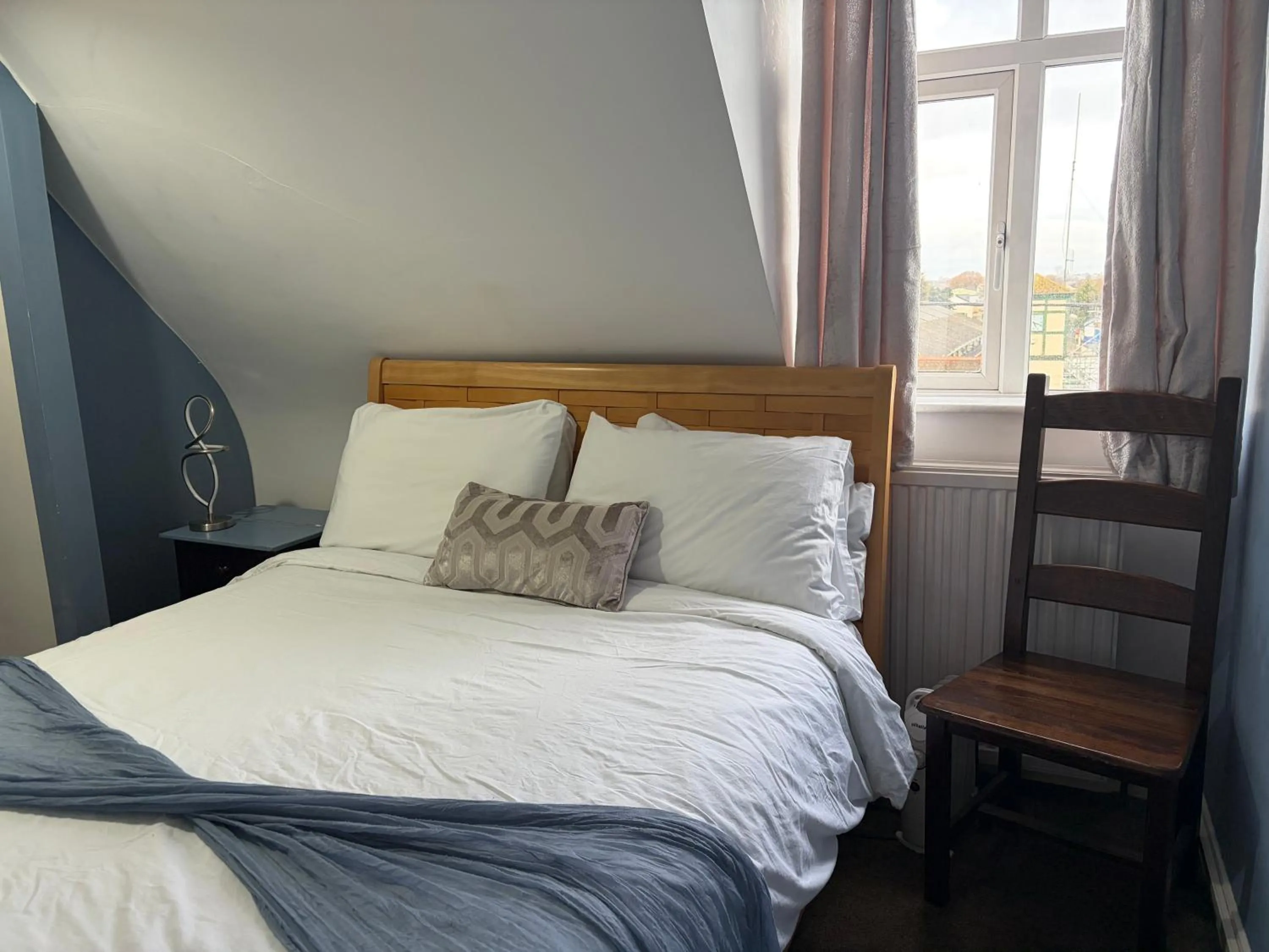 Bedroom, Bed in Captain Howey Hotel