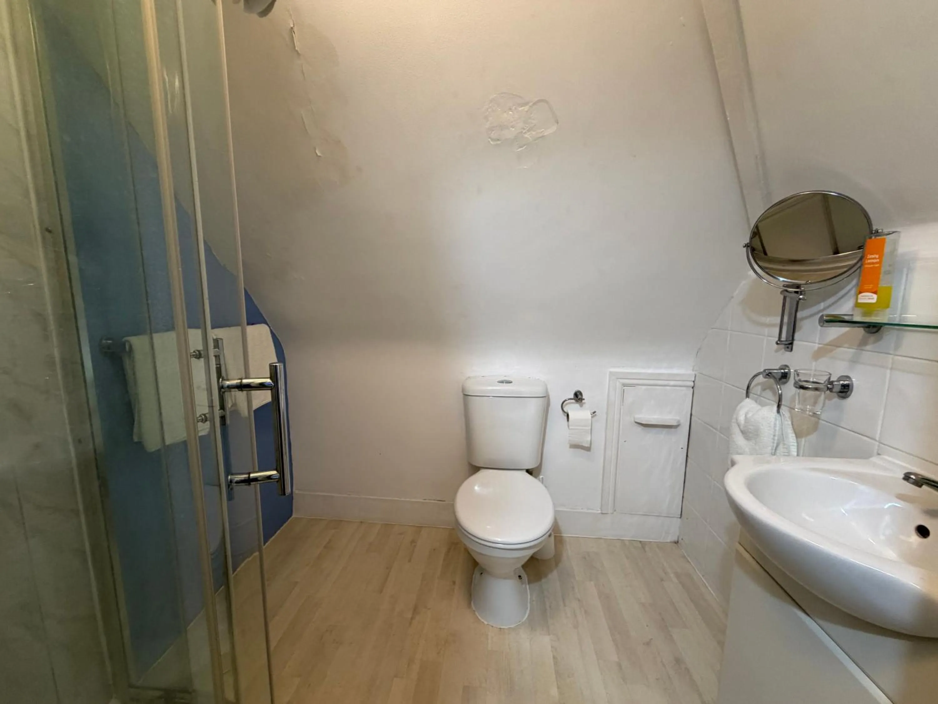 Bathroom in Captain Howey Hotel