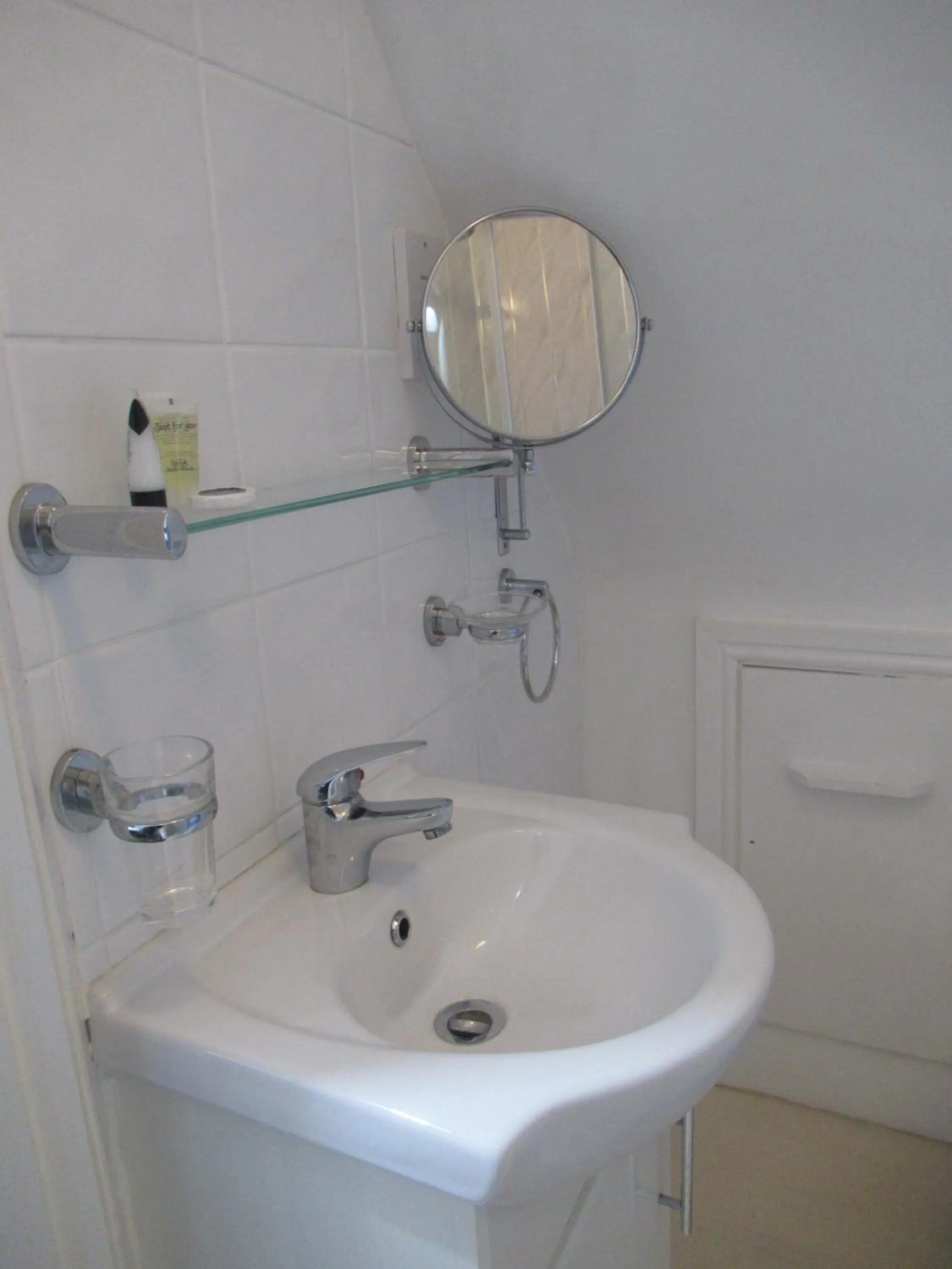 Bathroom in Captain Howey Hotel