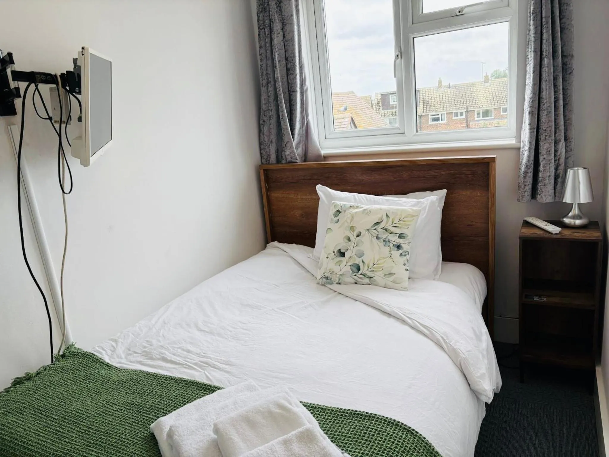 Photo of the whole room, Bed in Captain Howey Hotel