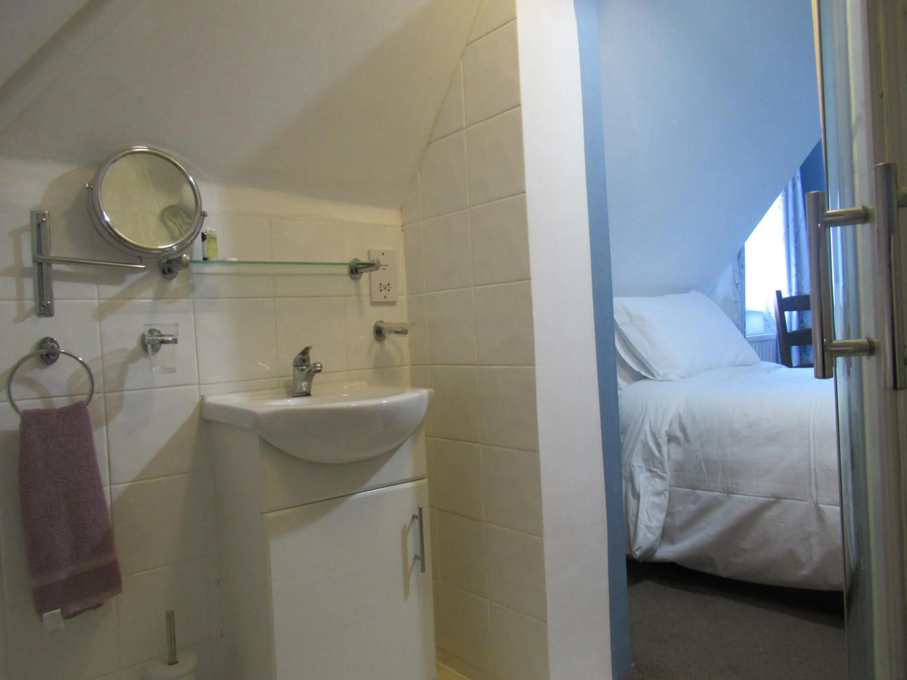 Bathroom, Bed in Captain Howey Hotel