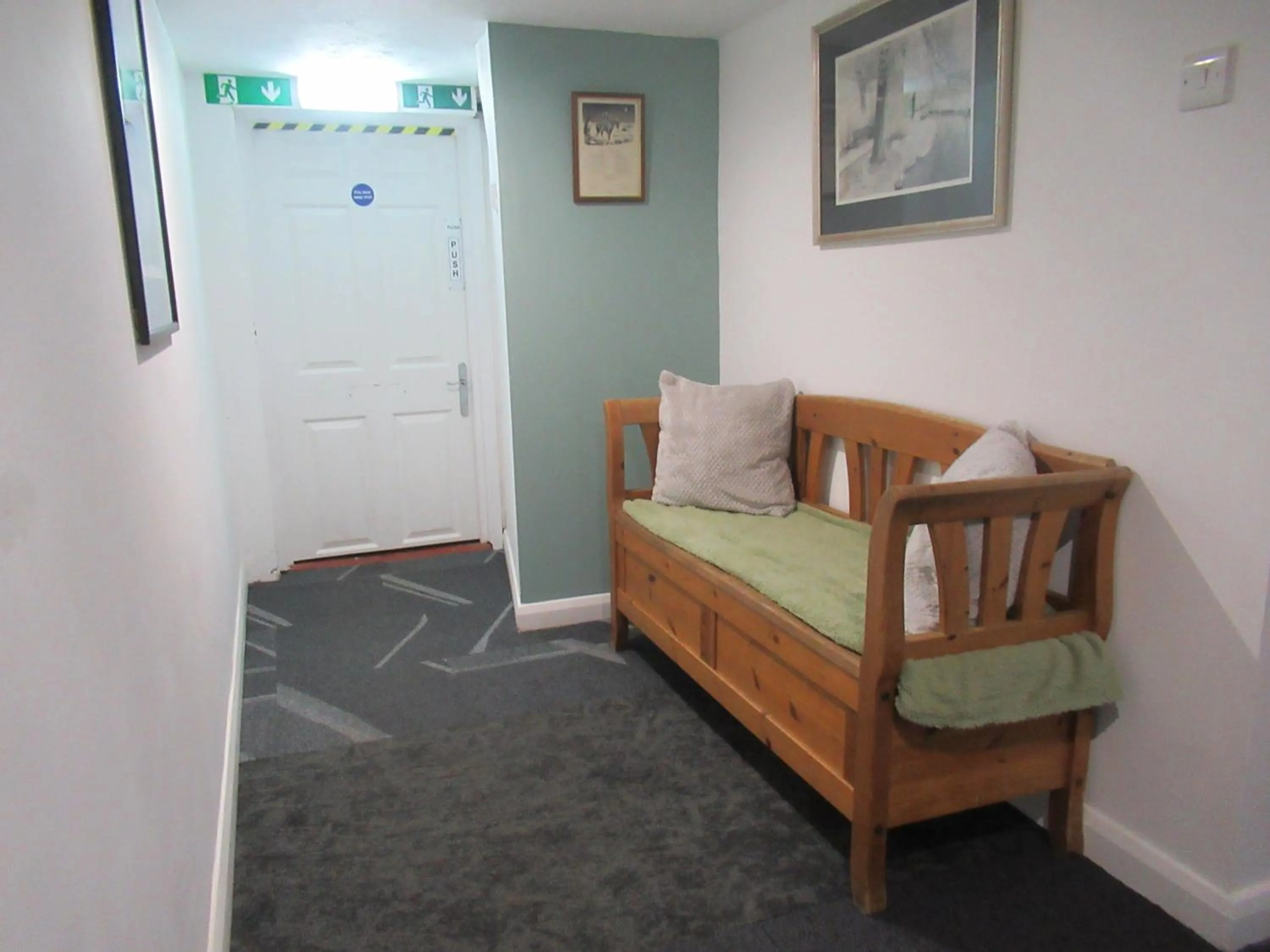 Seating area, Bed in Captain Howey Hotel