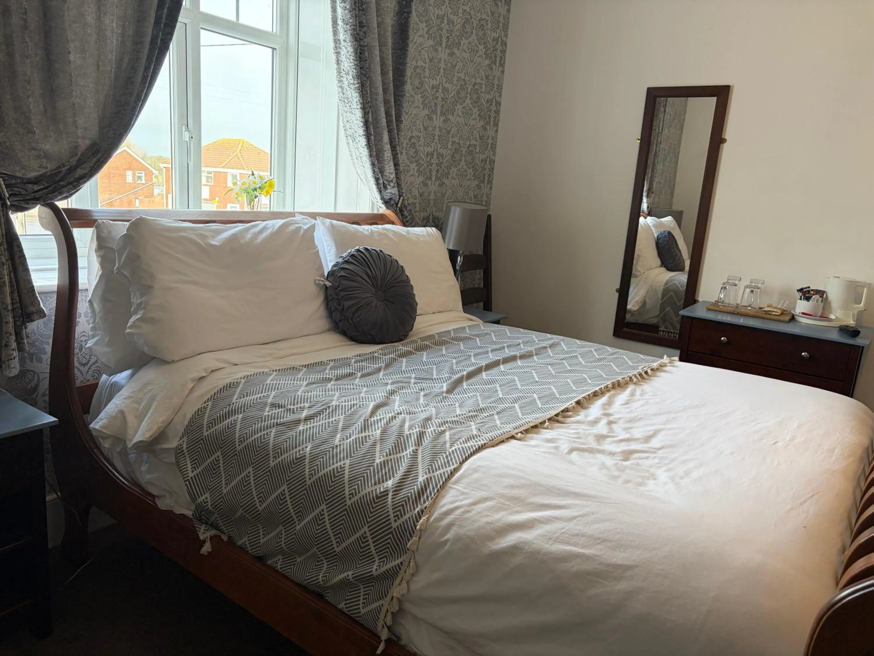 Bedroom, Bed in Captain Howey Hotel