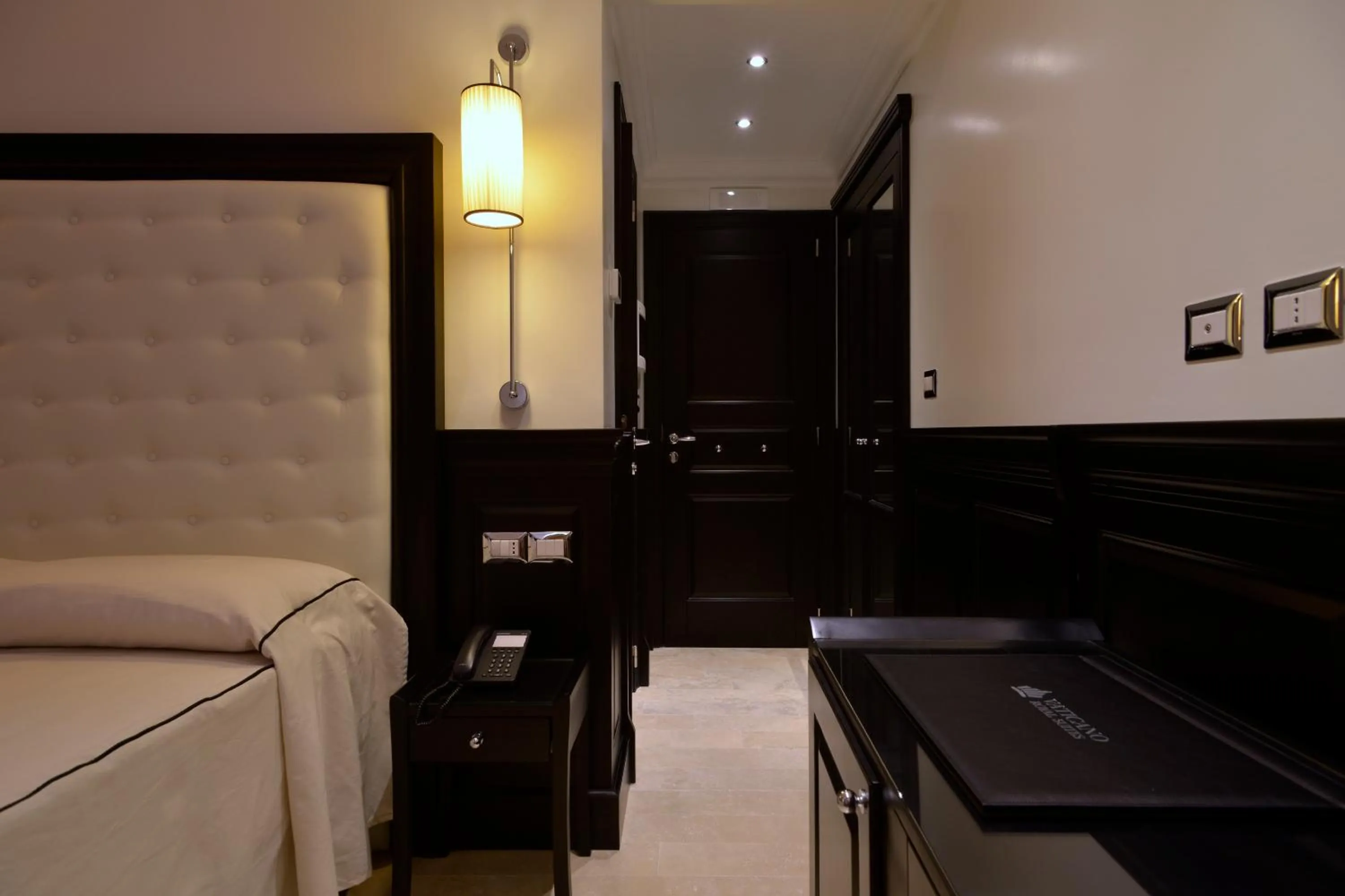 Photo of the whole room, Bed in Vaticano Royal Suite Guest House