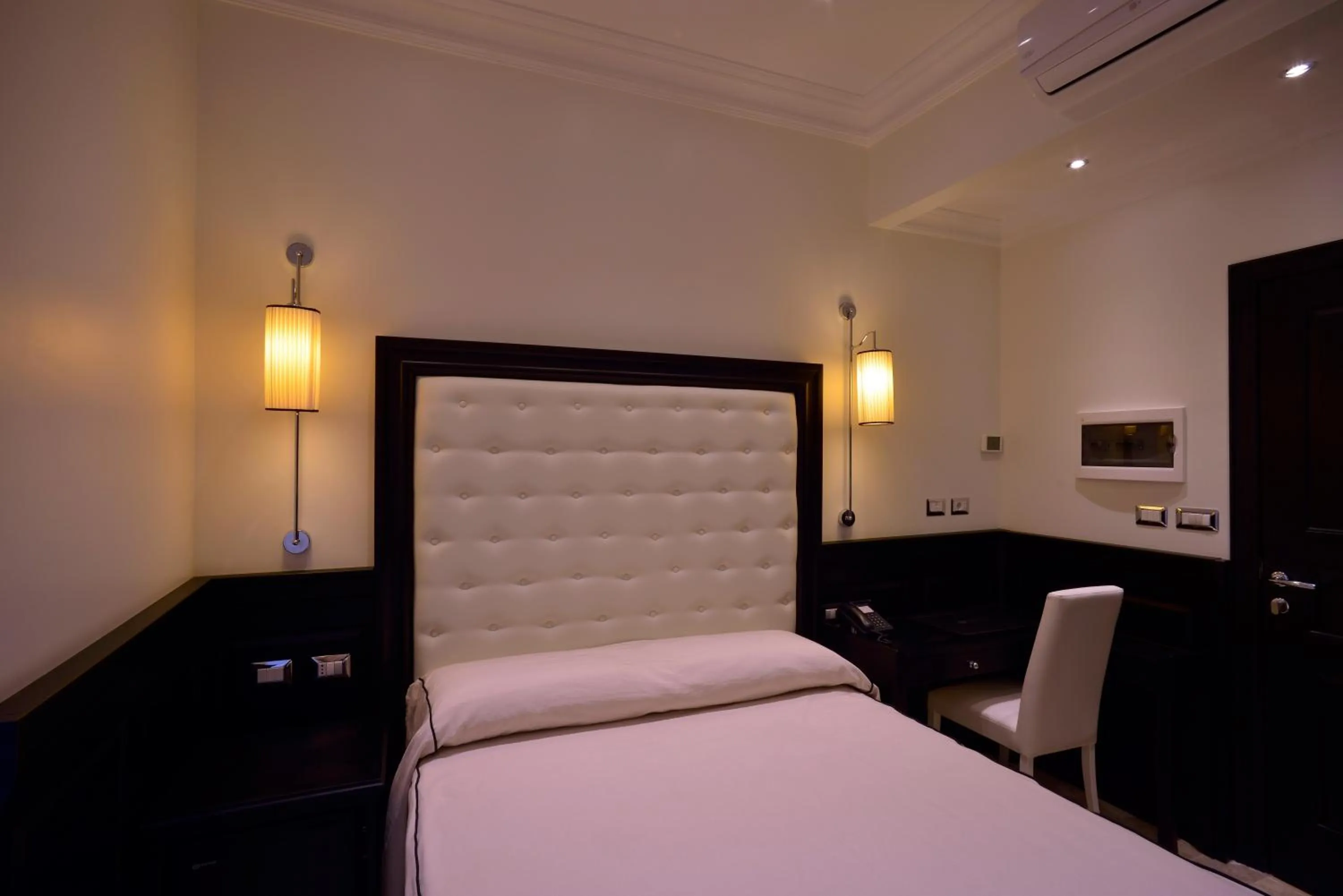 Photo of the whole room, Bed in Vaticano Royal Suite Guest House