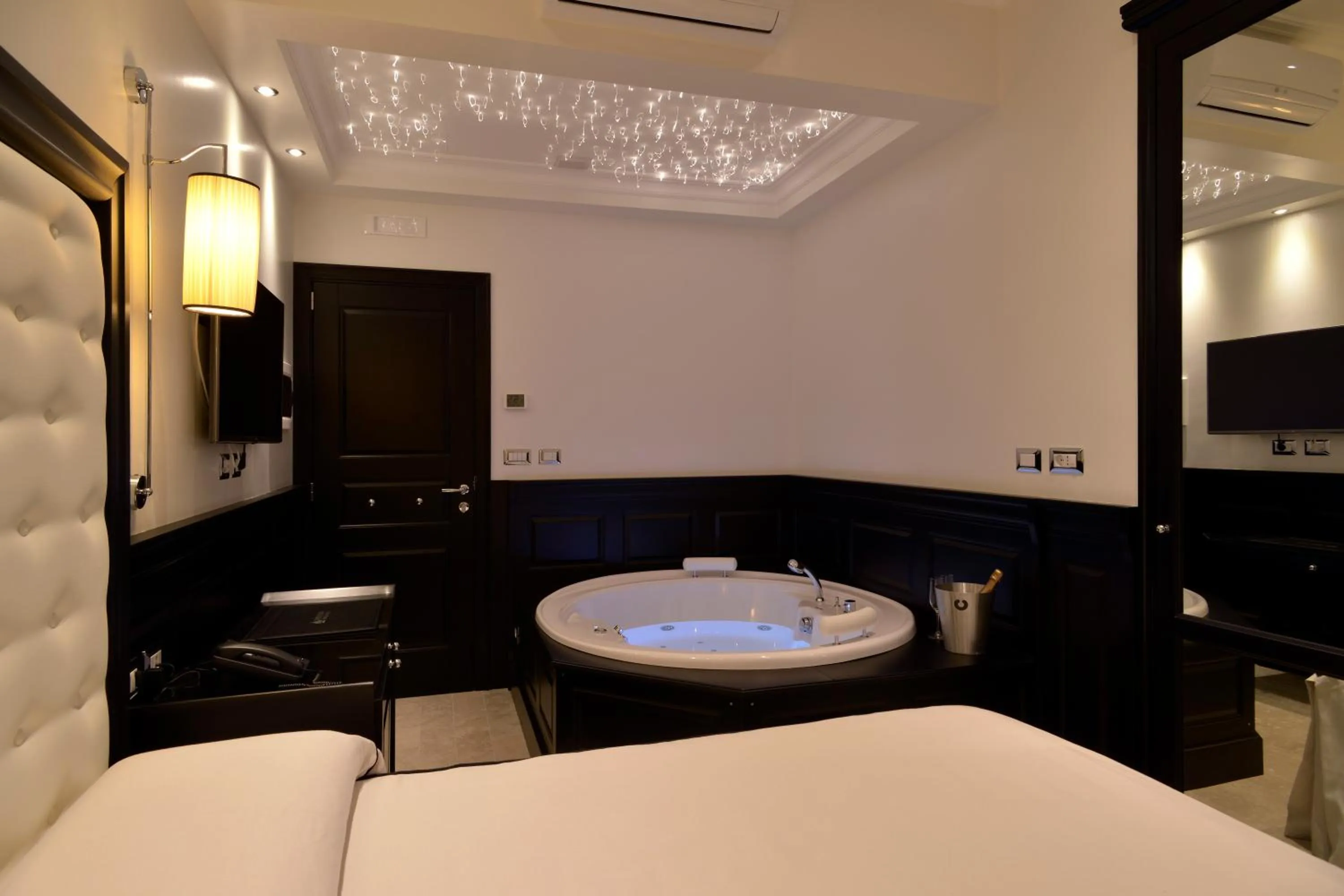 Photo of the whole room, Bed in Vaticano Royal Suite Guest House