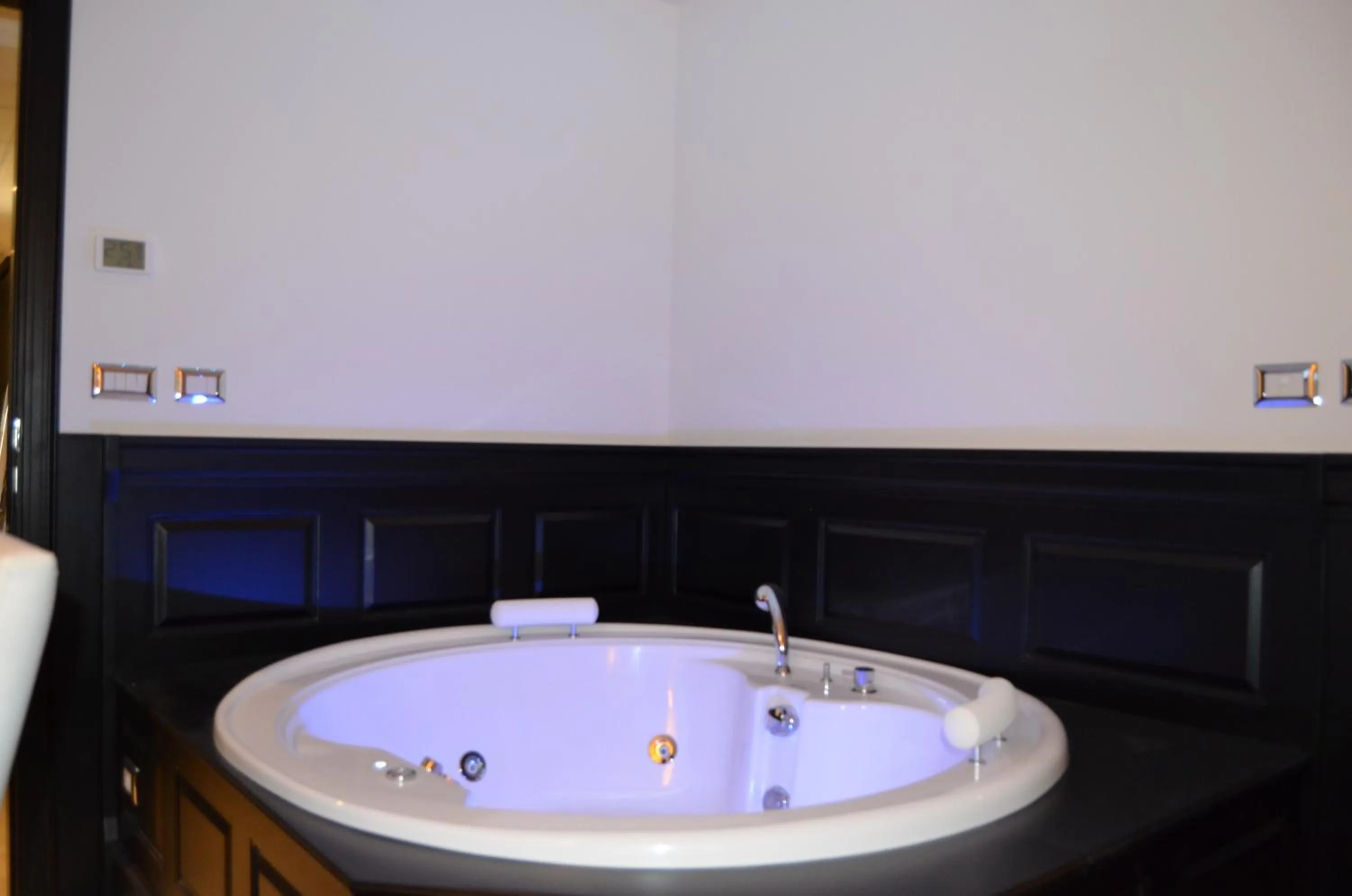 Hot Tub in Vaticano Royal Suite Guest House