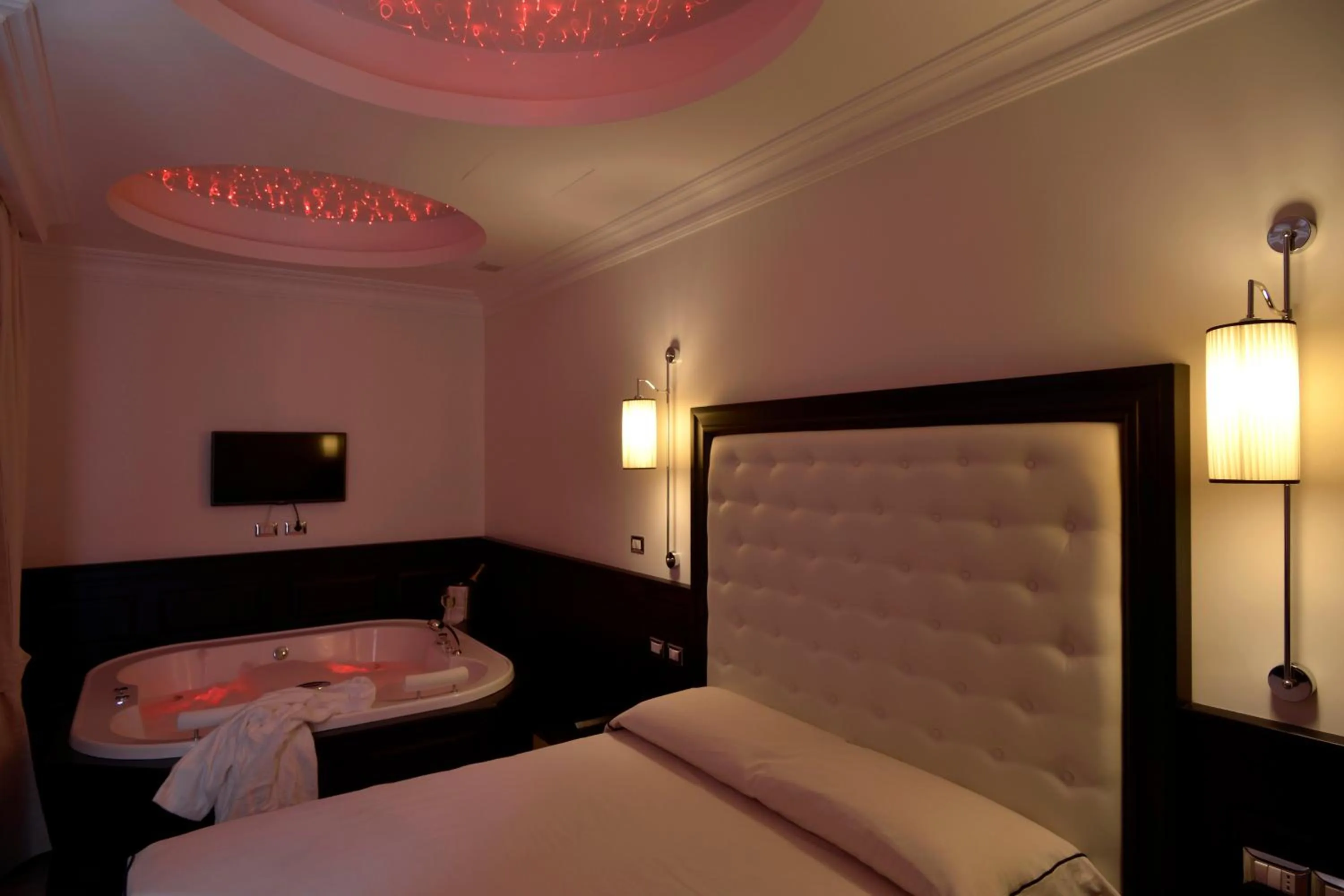 Photo of the whole room, Bed in Vaticano Royal Suite Guest House