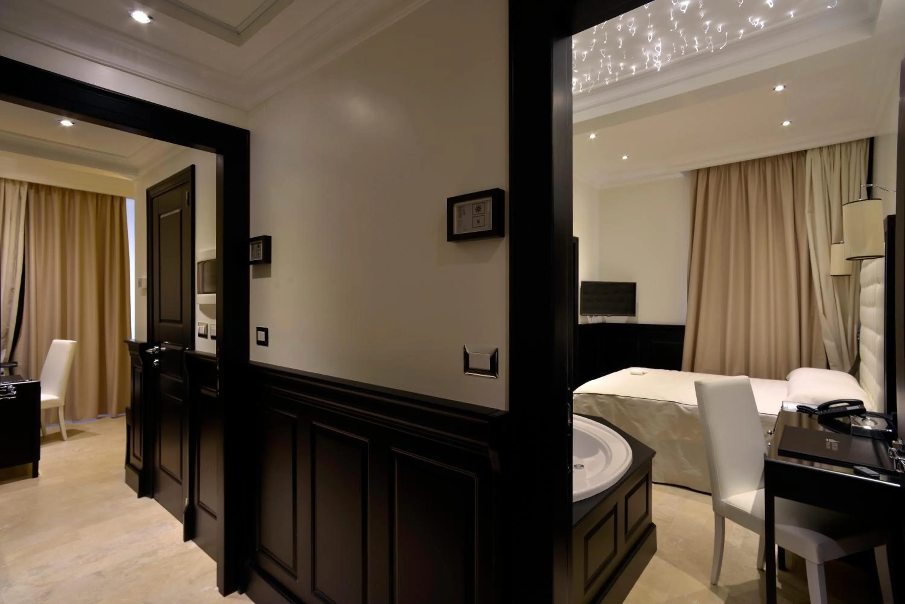 Photo of the whole room, Bed in Vaticano Royal Suite Guest House