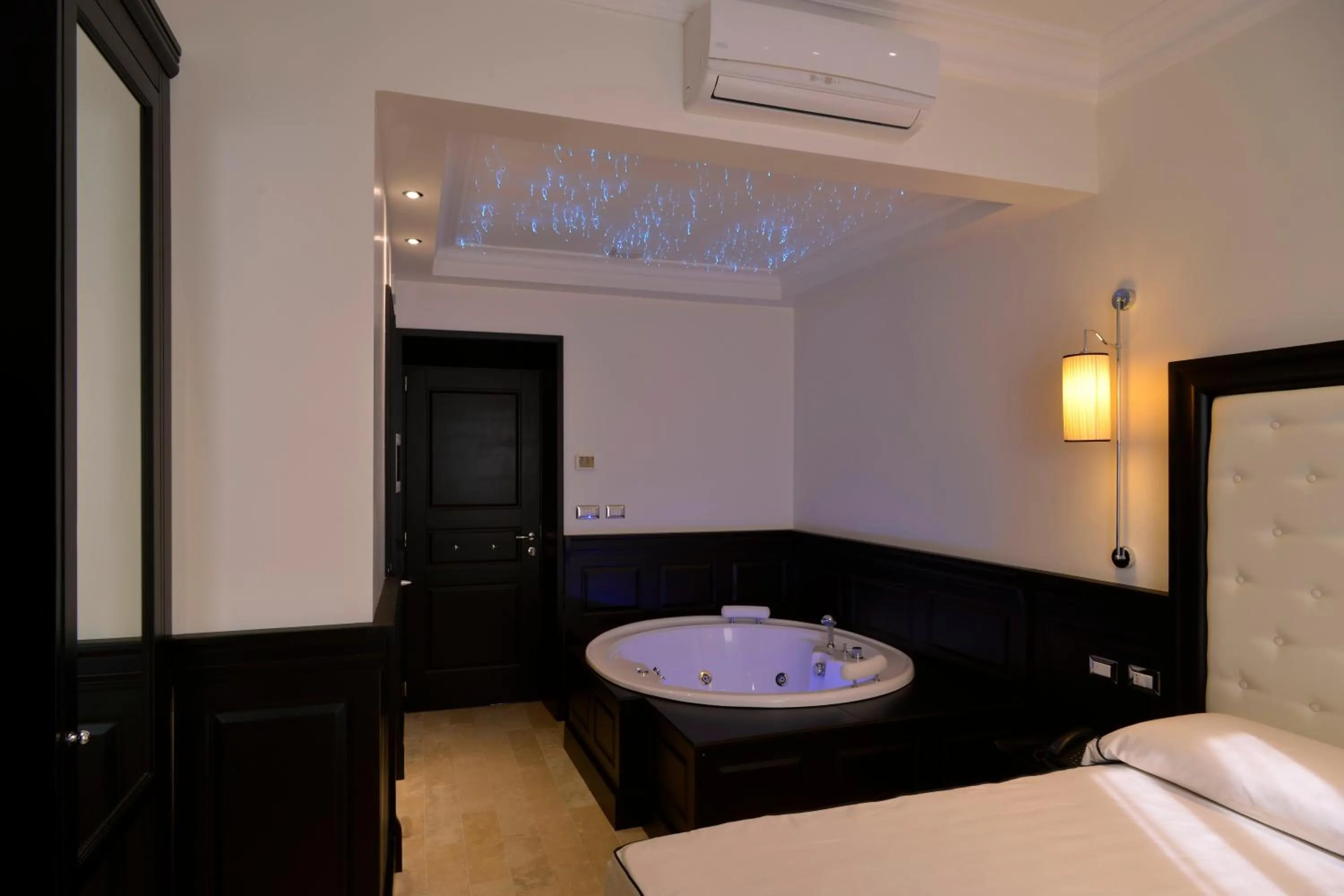 Photo of the whole room, Bed in Vaticano Royal Suite Guest House