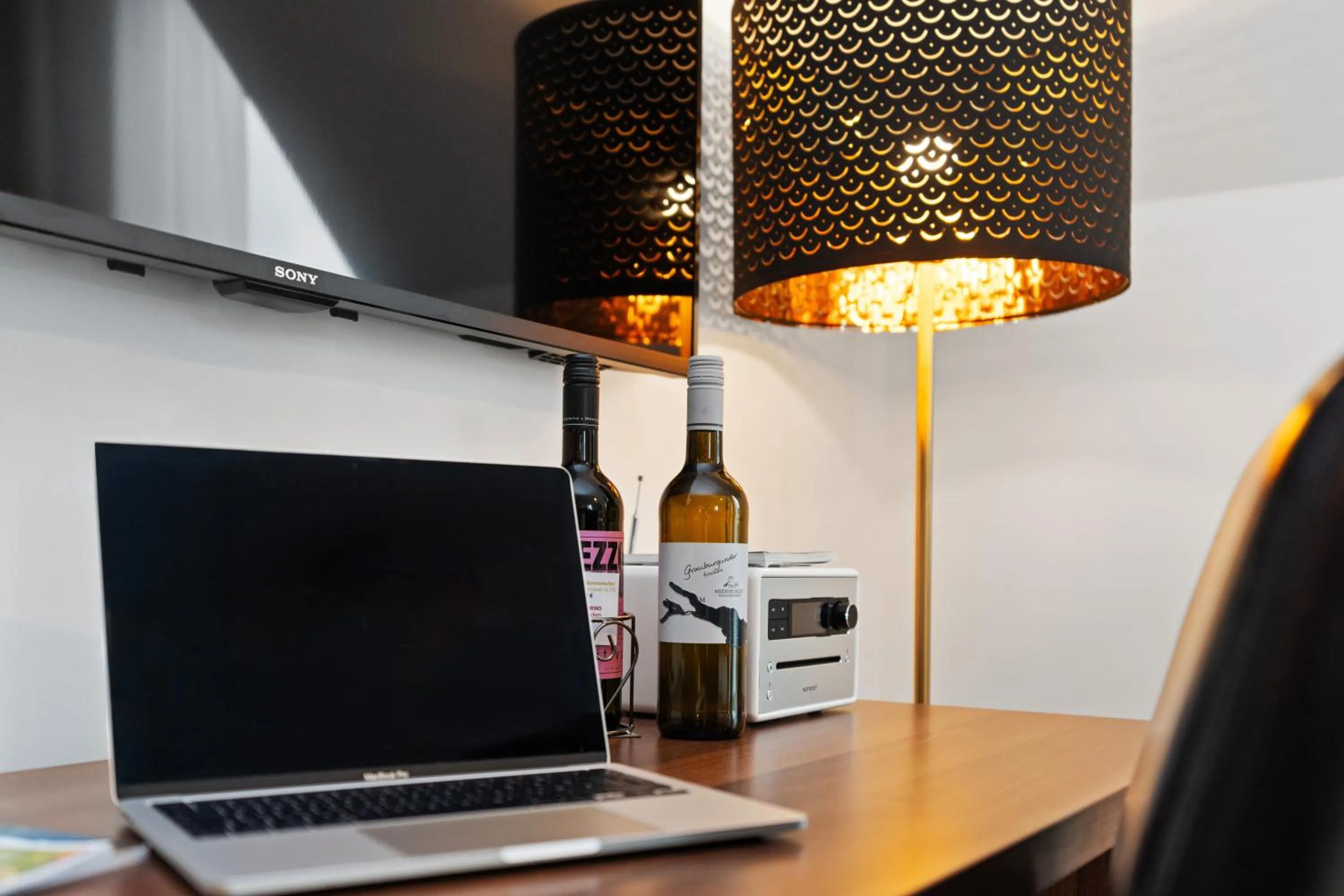 TV and multimedia in Amelie chez Inez