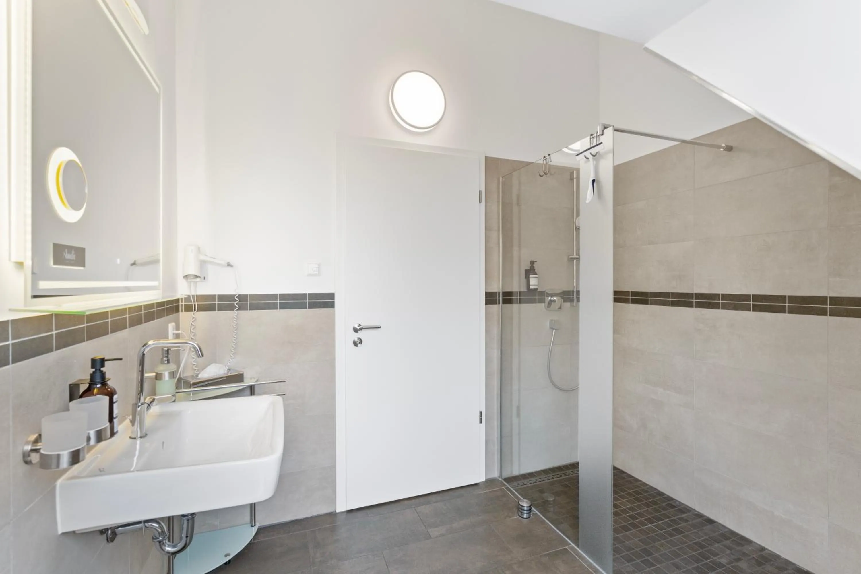 Shower in Amelie chez Inez