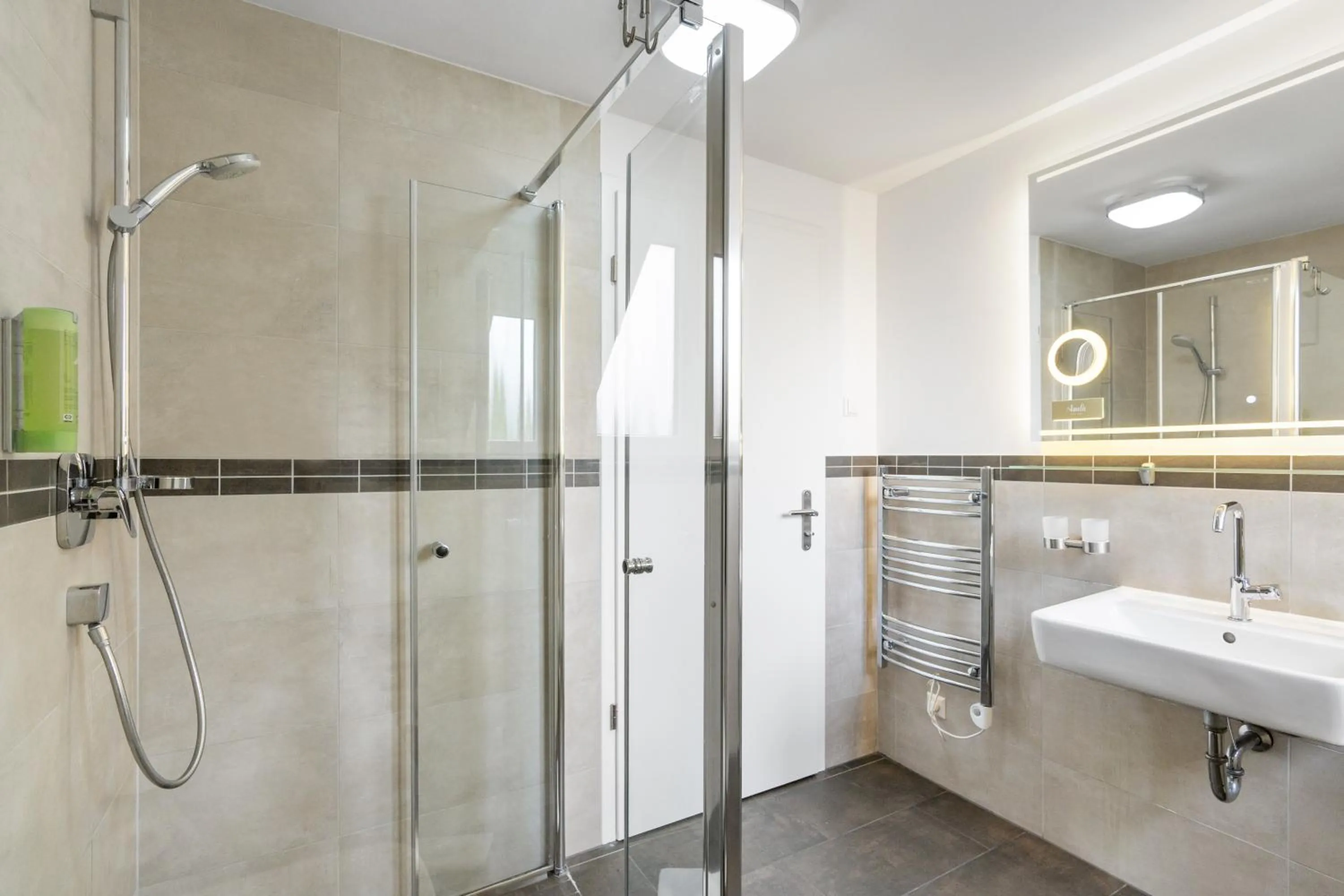 Shower in Amelie chez Inez