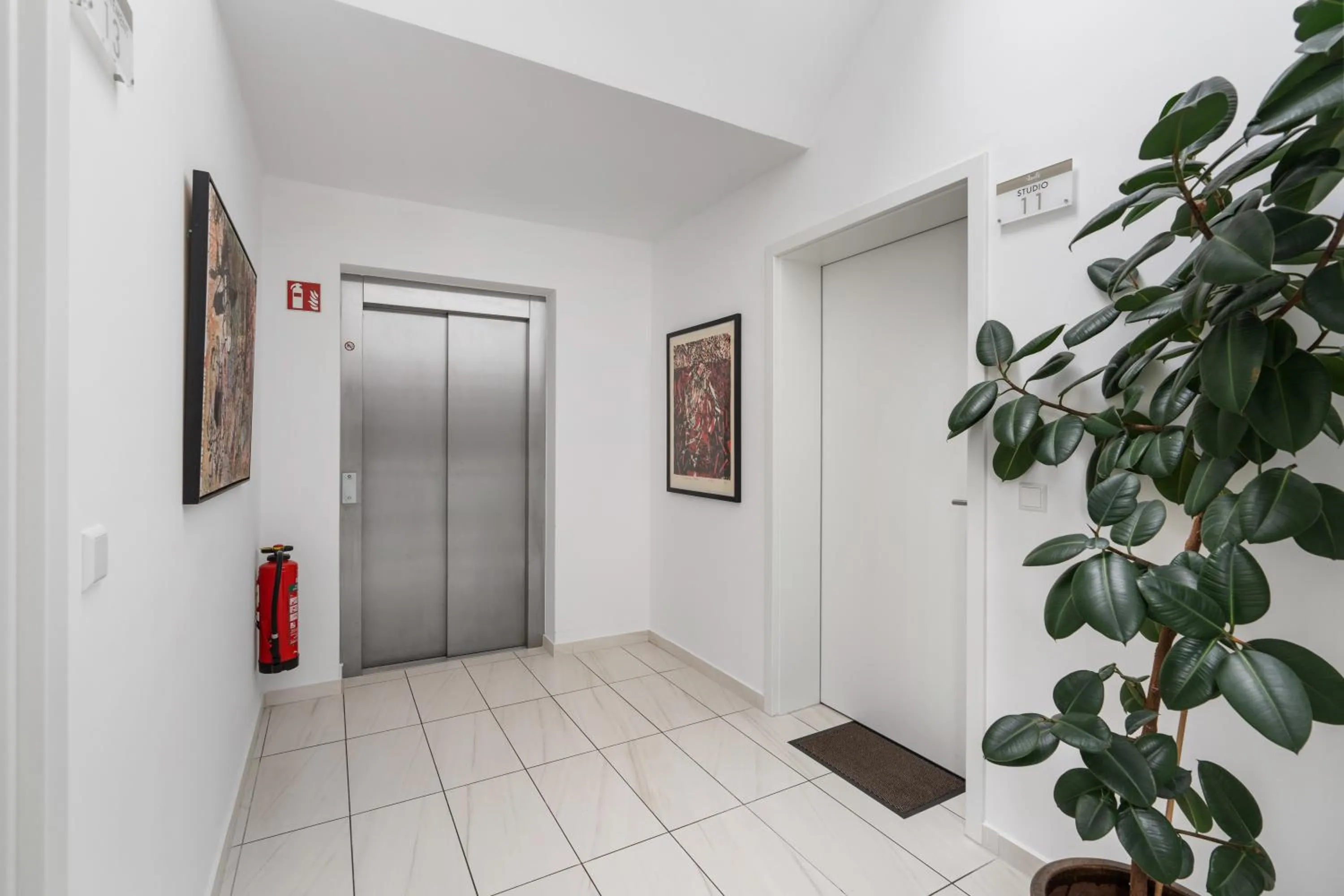 elevator in Amelie chez Inez