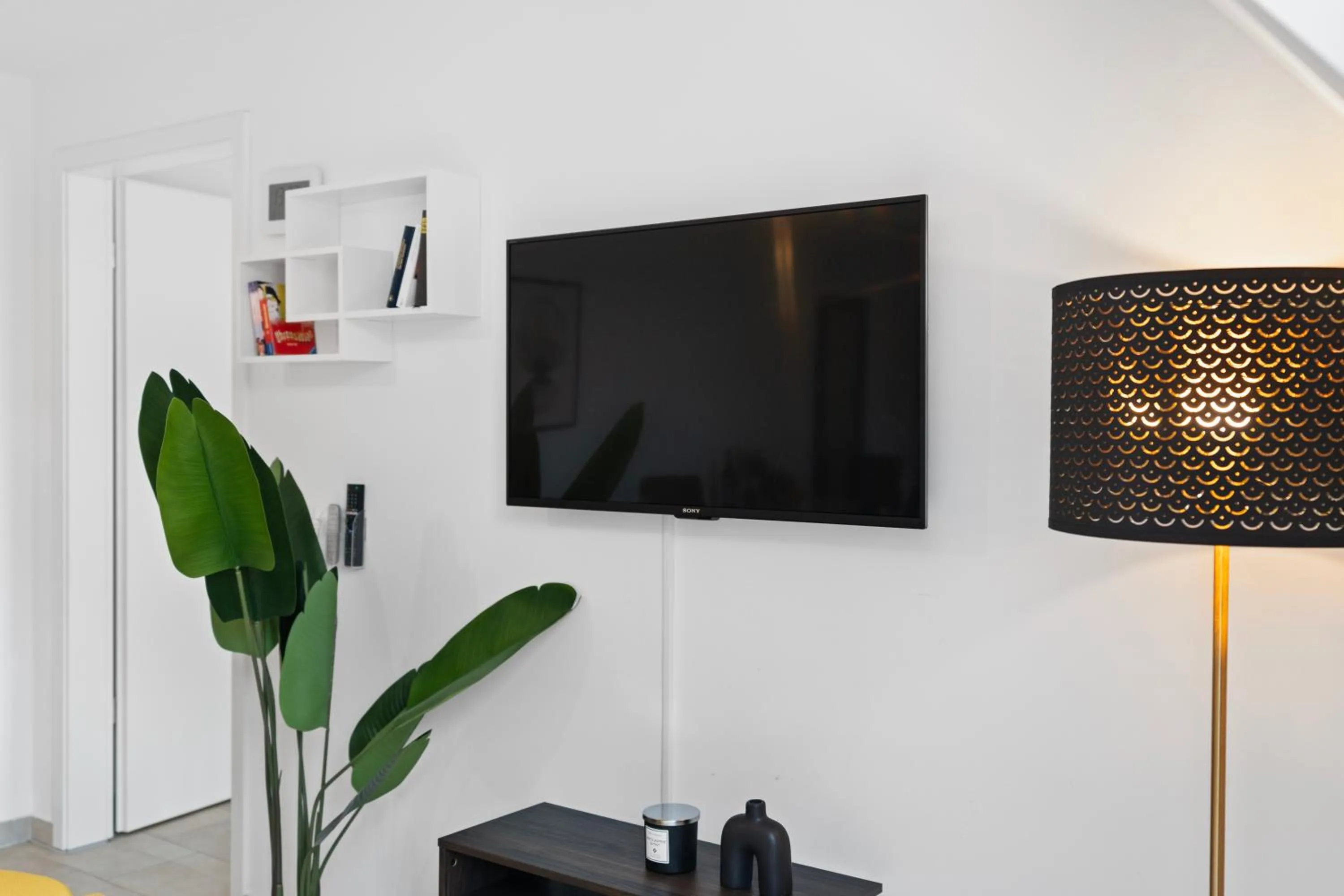 TV and multimedia in Amelie chez Inez