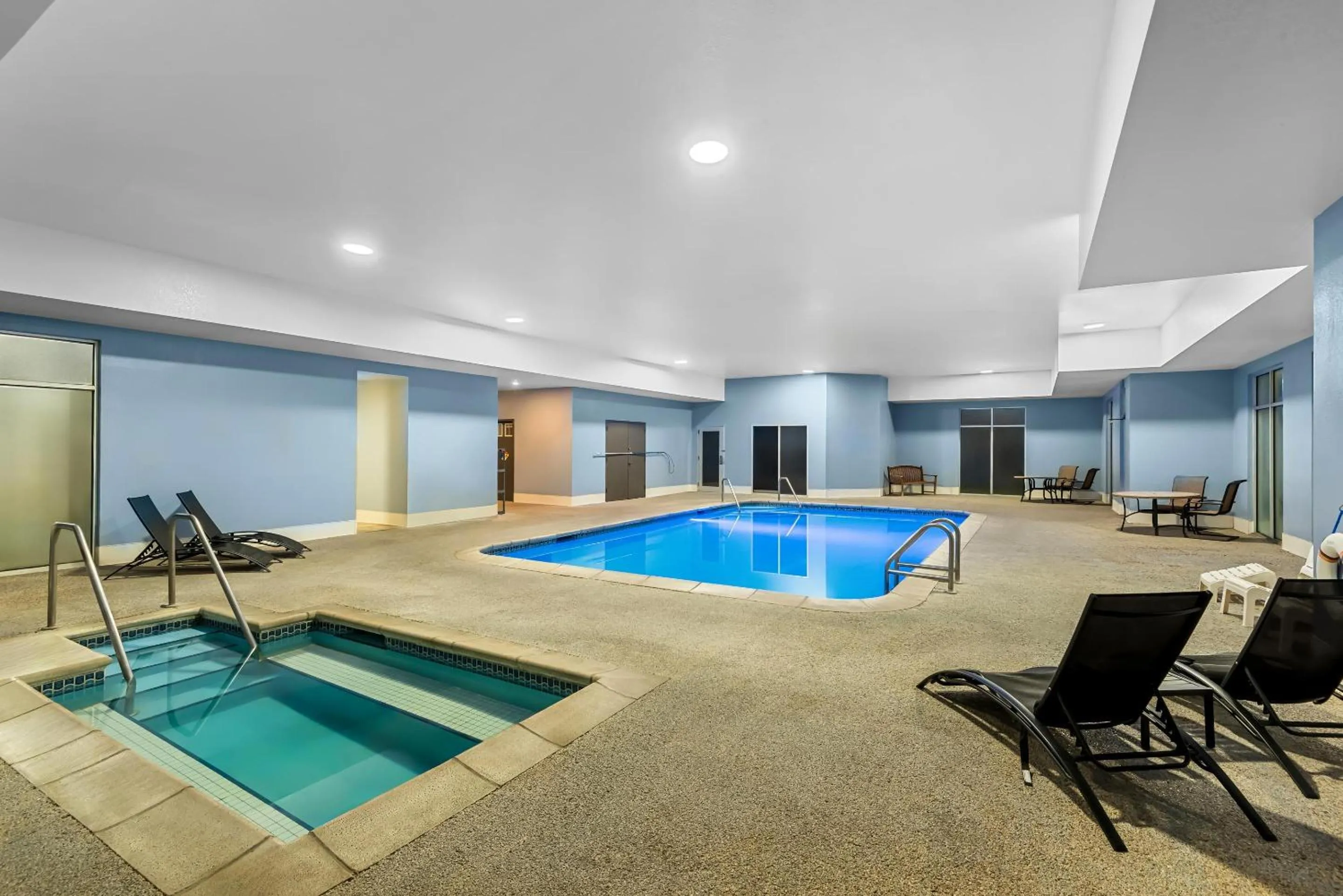 Swimming pool in Suburban Studios Fort Dodge
