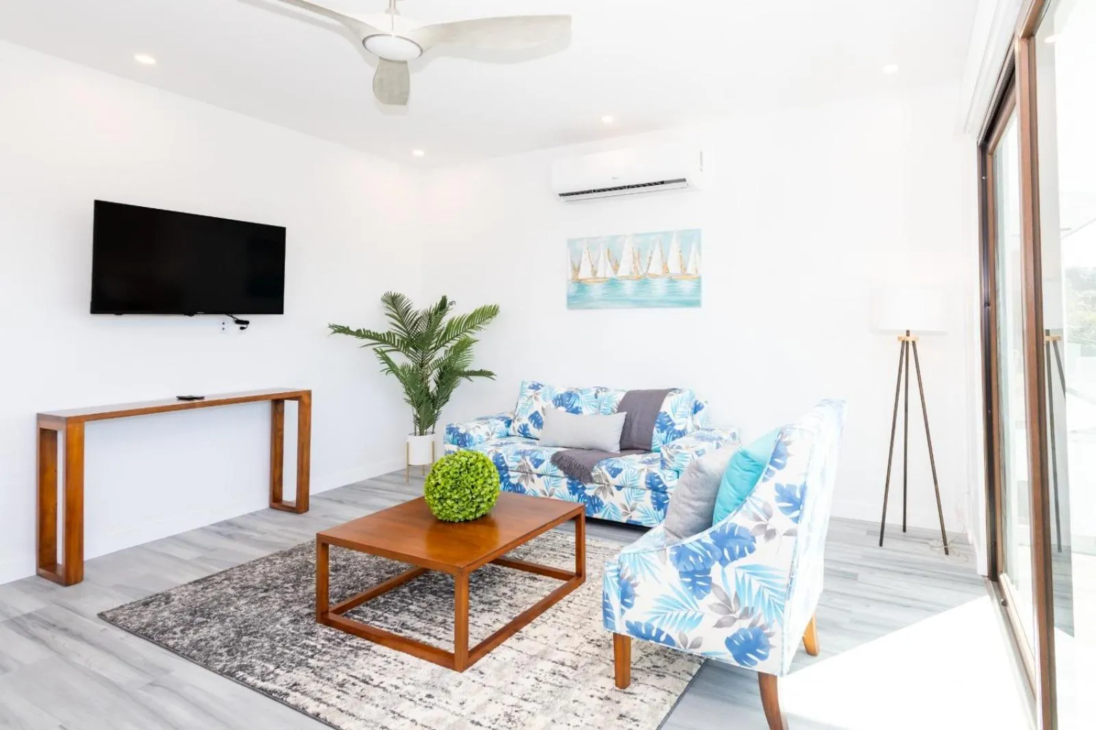 Communal lounge/ TV room in Acqua di Mare Resort