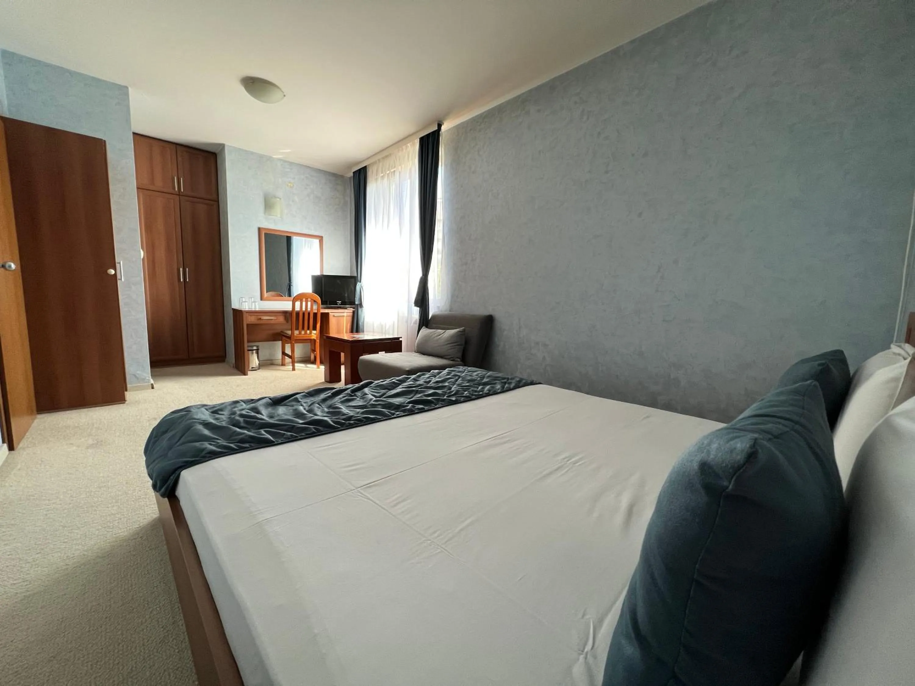 Living room, Bed in Family Hotel 007