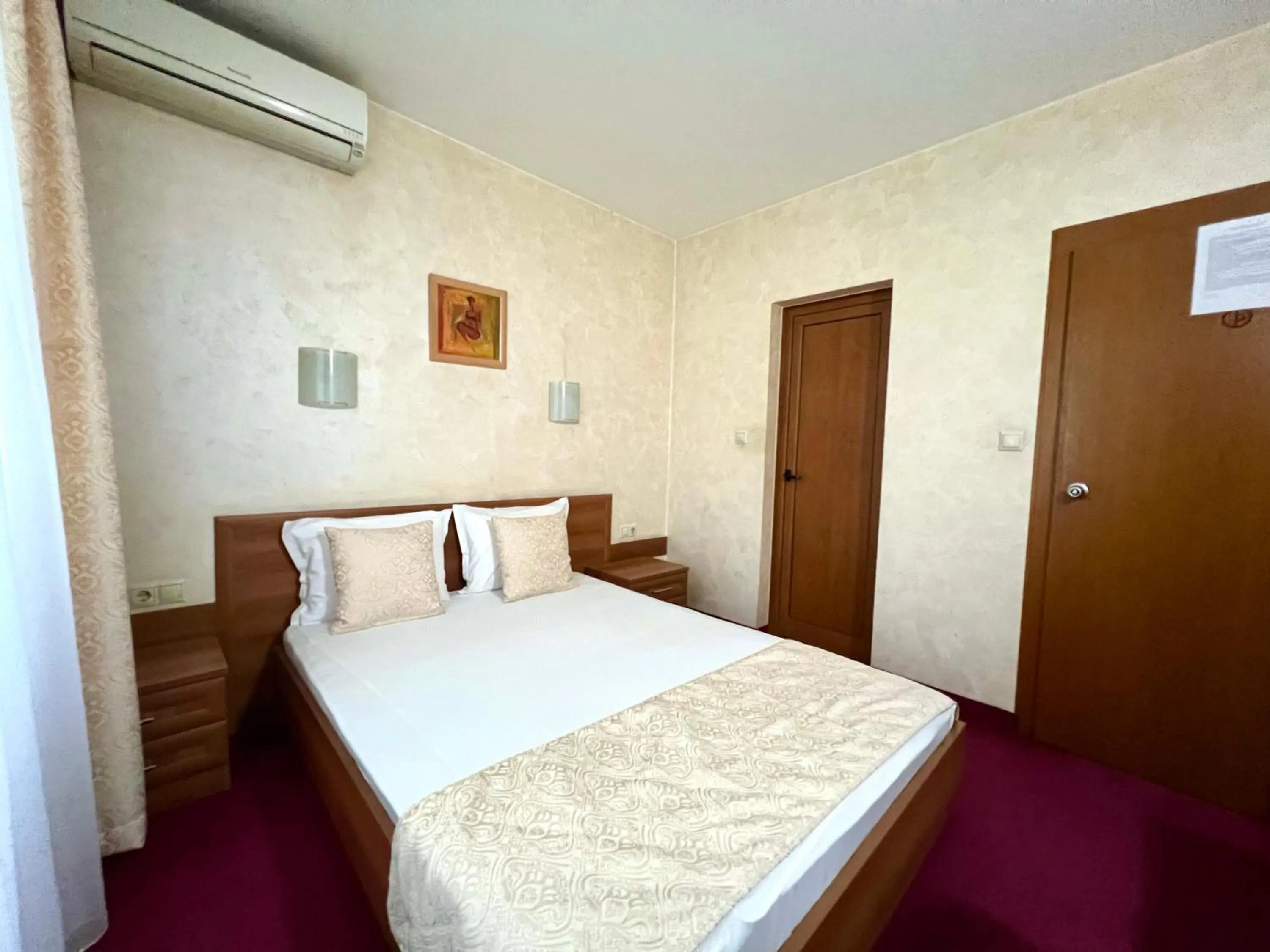 Bed in Family Hotel 007