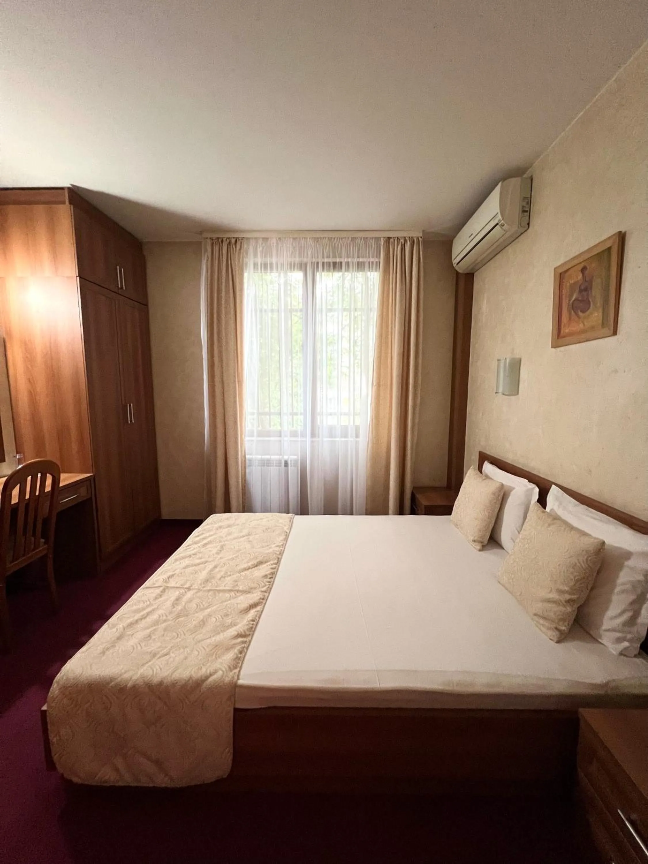 Bed in Family Hotel 007