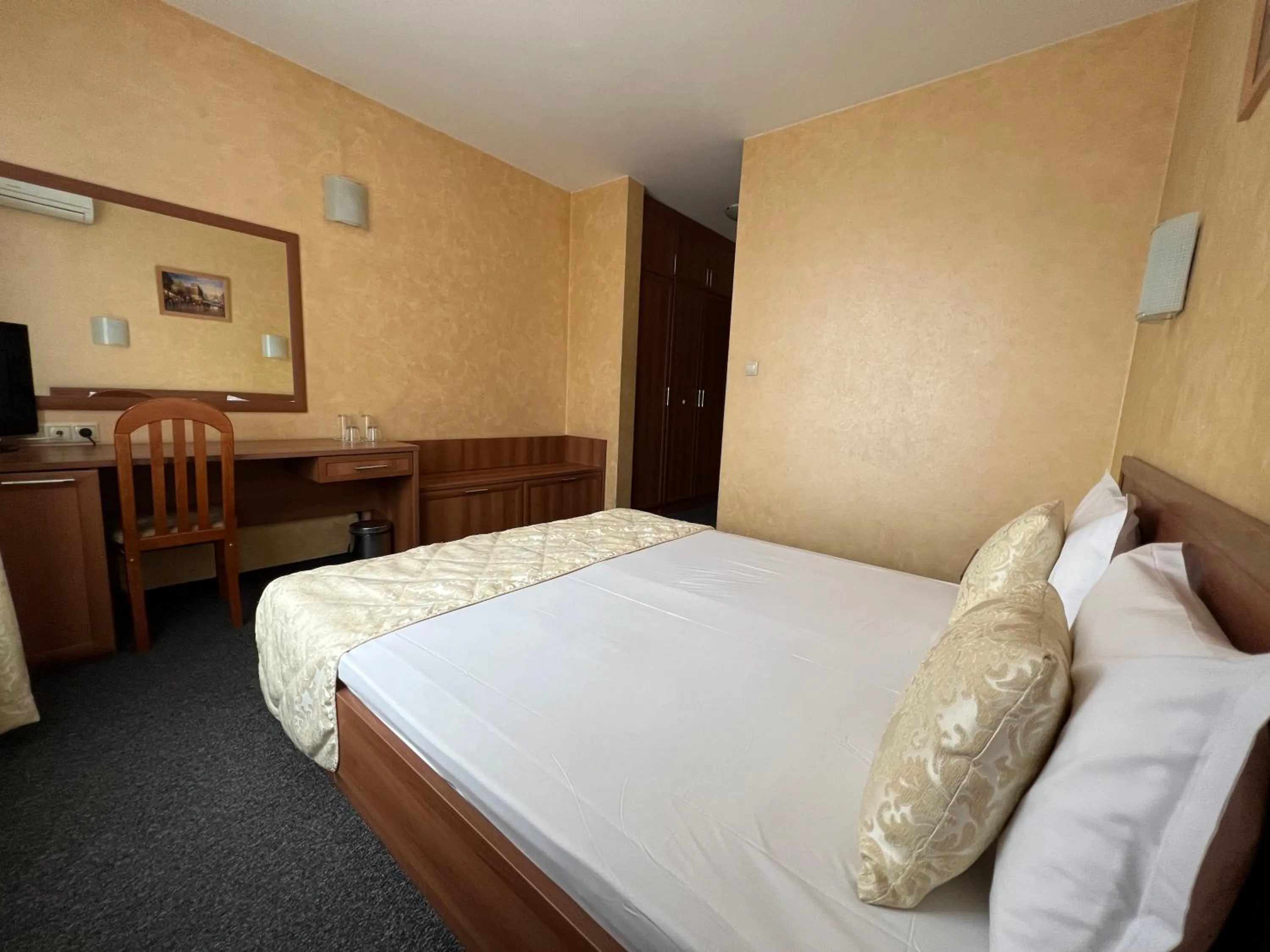 Bed in Family Hotel 007