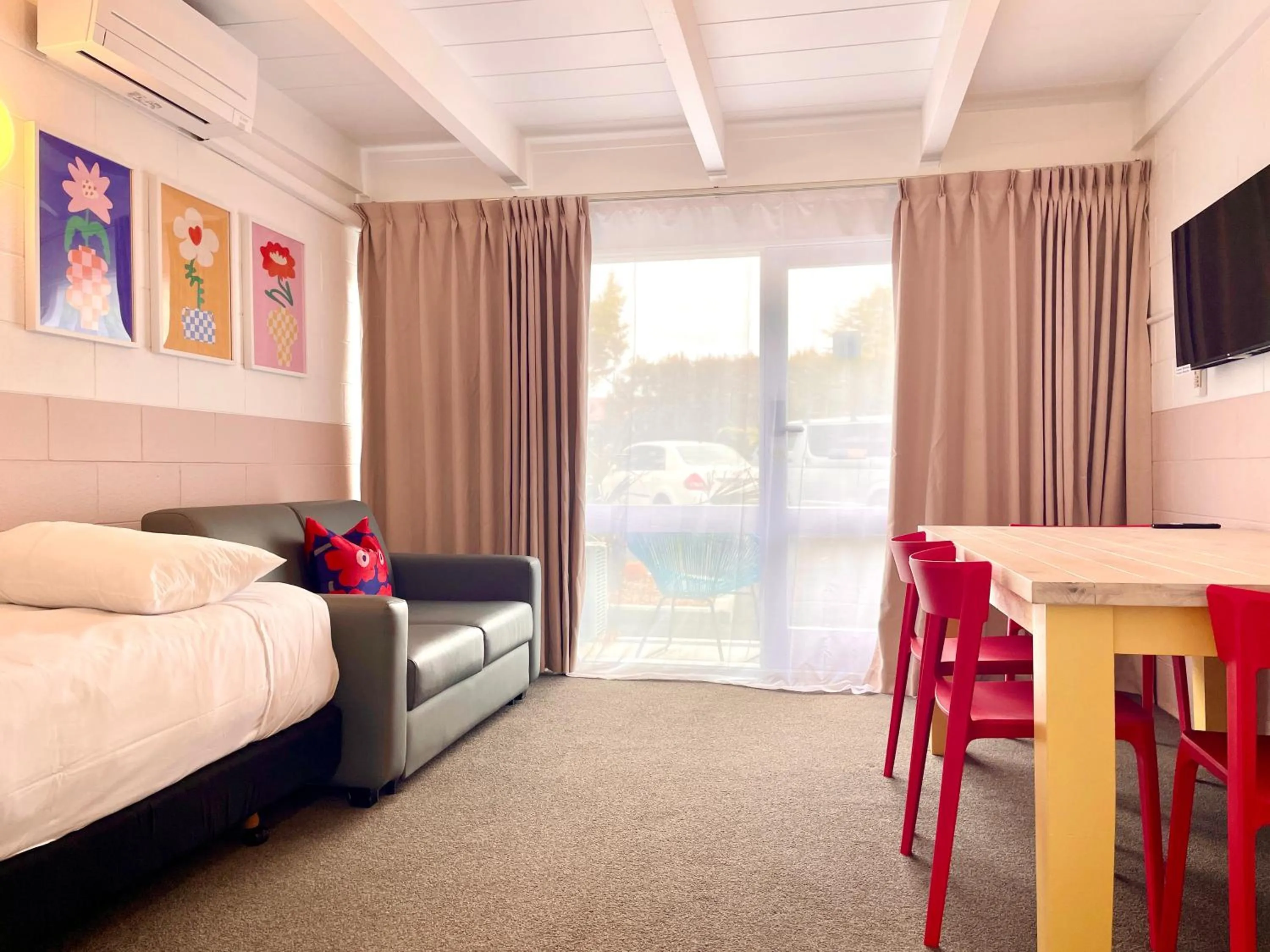 Bed in Mount Eden Motel